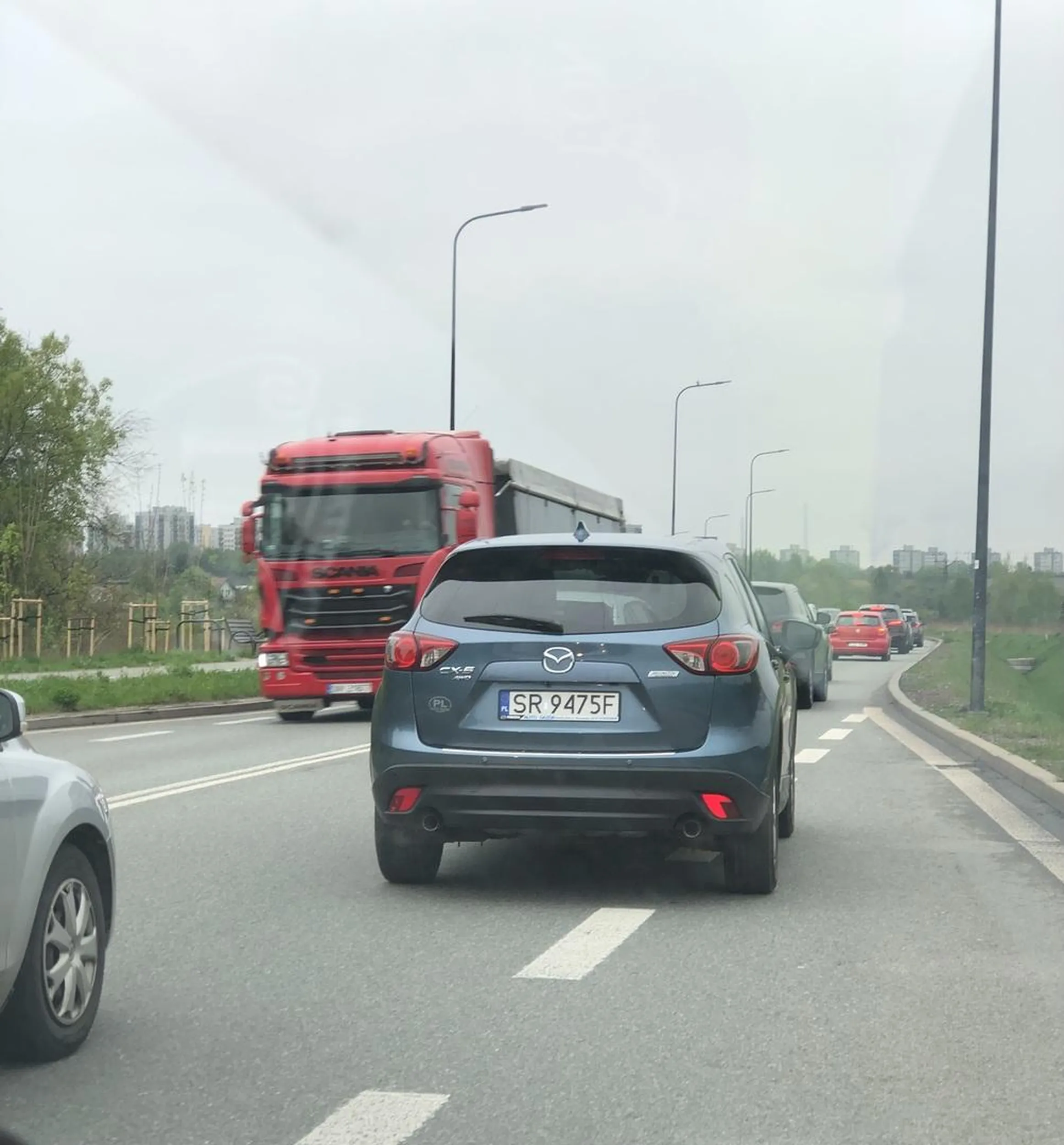 Brak wiedzy na temat poruszania się na suwak, a finalnie blokowanie pasa ruchu innym użytkownikom.