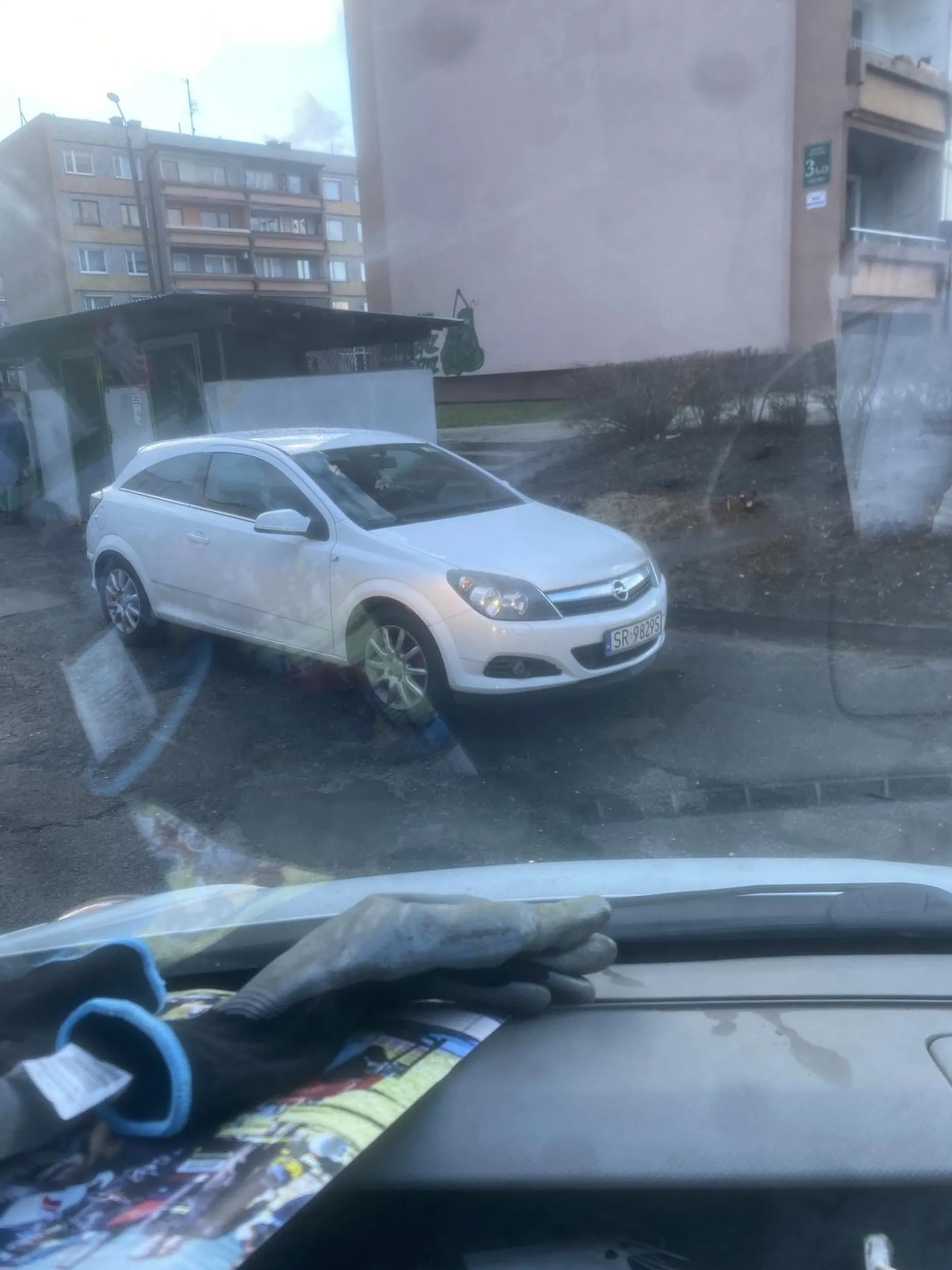 Stajesz jak pajac na środku drogi przez co służby mają brak dostępu do wjazdu użyj czasem mózgu