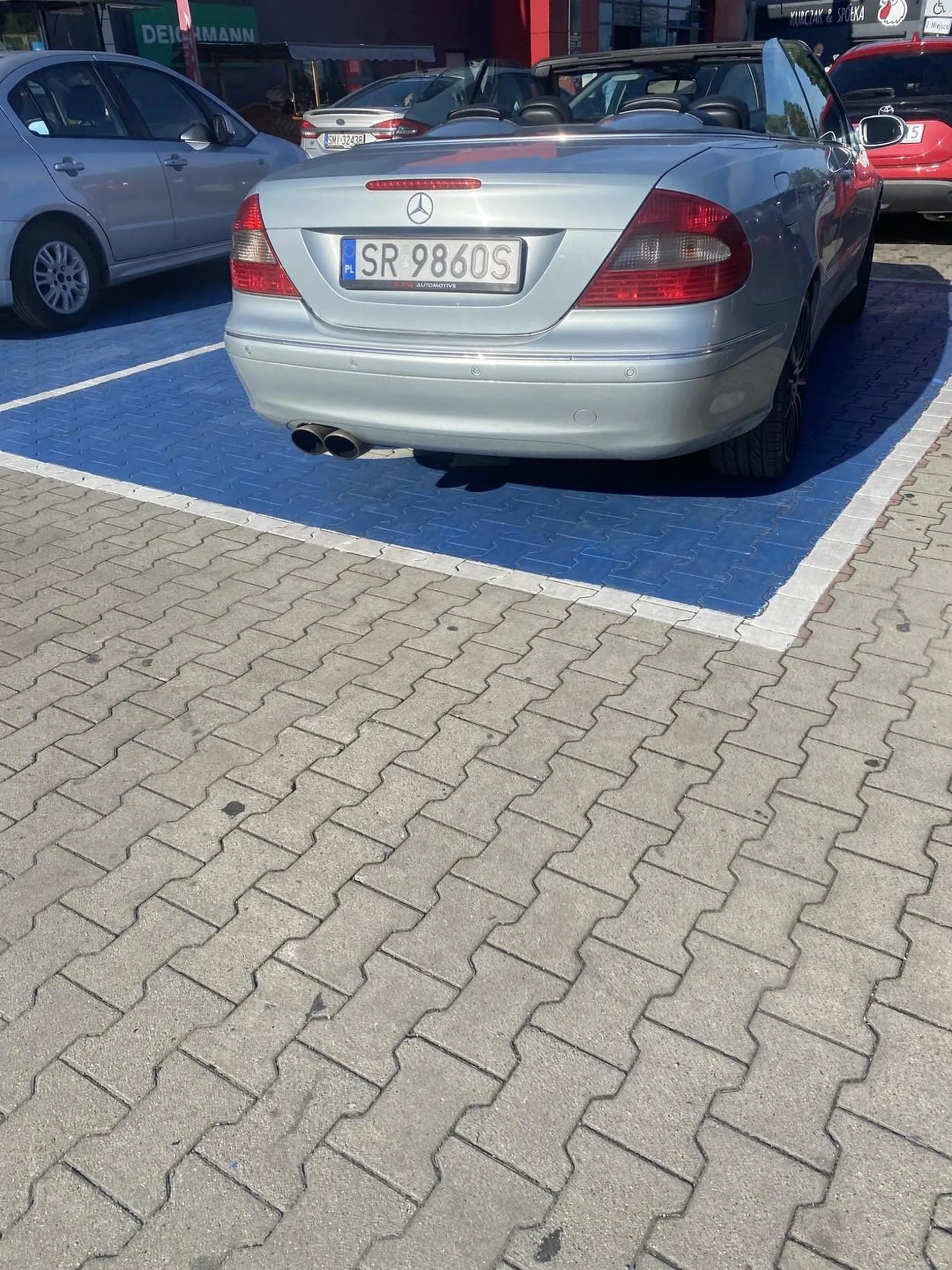 Pełnosprawna ruchowa blondynka lecz umysłowo nie koniecznie pracująca na nie dla niepełnosprawnych, gdzie naprzeciwko miała miejsce (próbowała tam zaparować lecz kolor włosów odpowiadał za umiejętności parkowania )