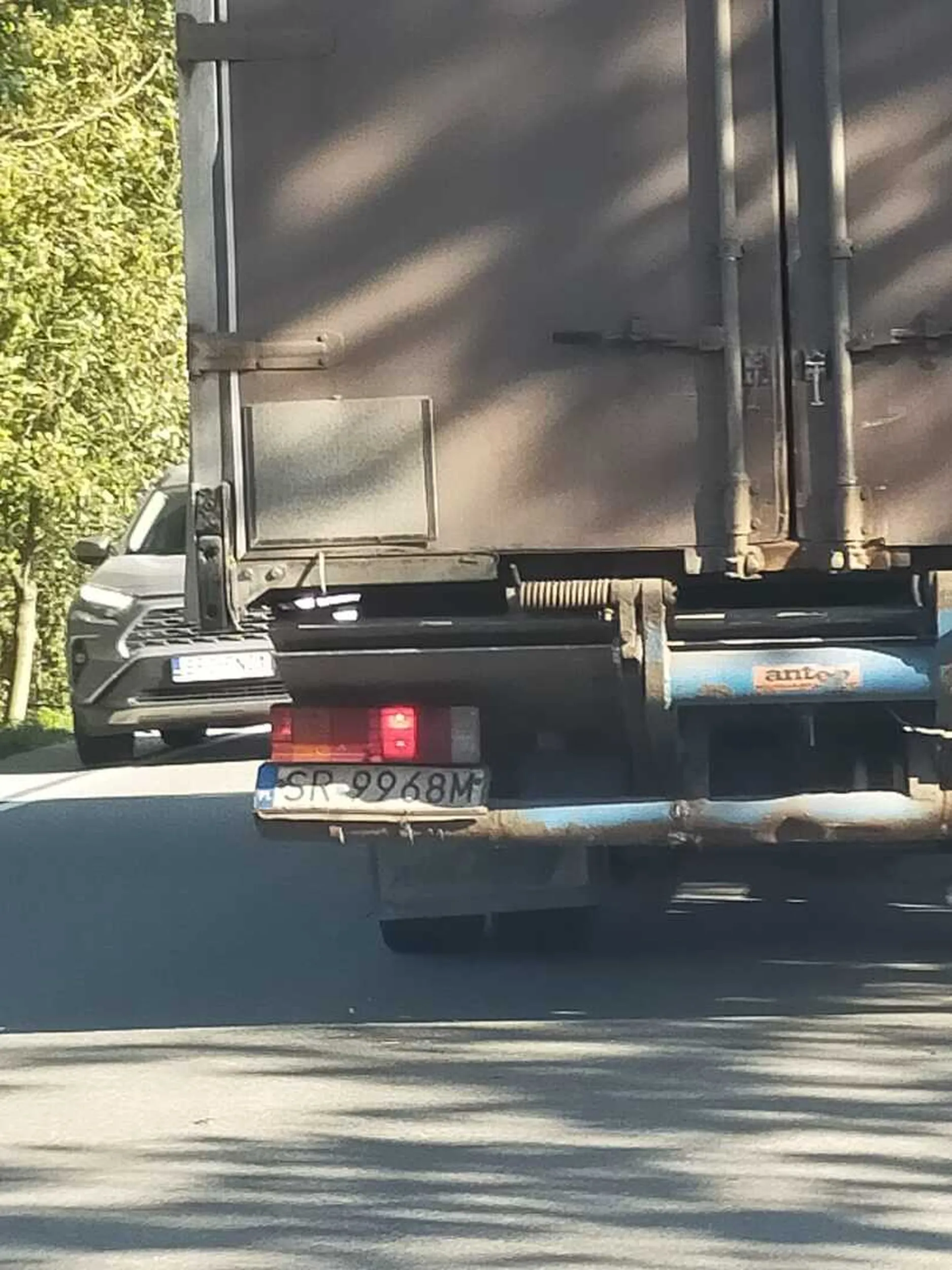 Dostawczy Mercedes zahaczył i urwał lusterko, zatrzymał się po czym uciekł z miejsca zdarzenia