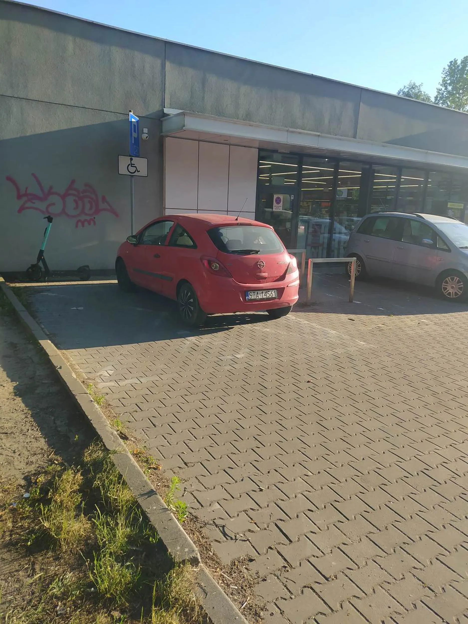 Przyjechała piątka młodych, sprawnych chłopaków. Stanęli na miejscu dla niepełnosprawnych i poszli do biedronki. Zero oznakowania, że może w takim miejscu parkować, więc sadzę, że po prostu cham stanął na tym miejscu, bo nie było innych wolnych.