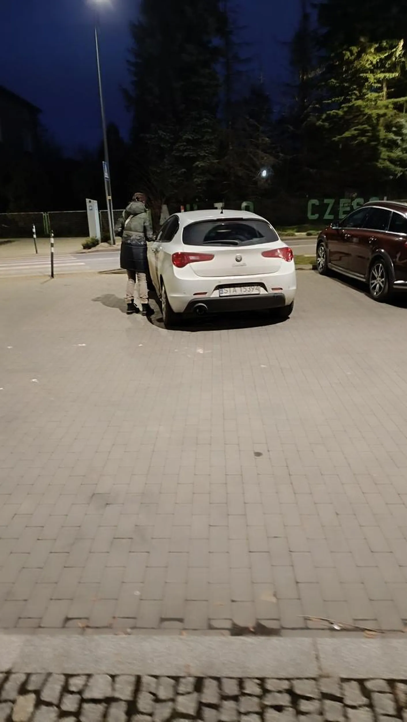 Jak widać na załączonym obrazku, kiedy odbiera się paczkę z paczkomatu, nie obowiązują jakiekolwiek zasady dotyczące kulturalnego parkowania w liniach. Nie polecam tej użytkowniczki