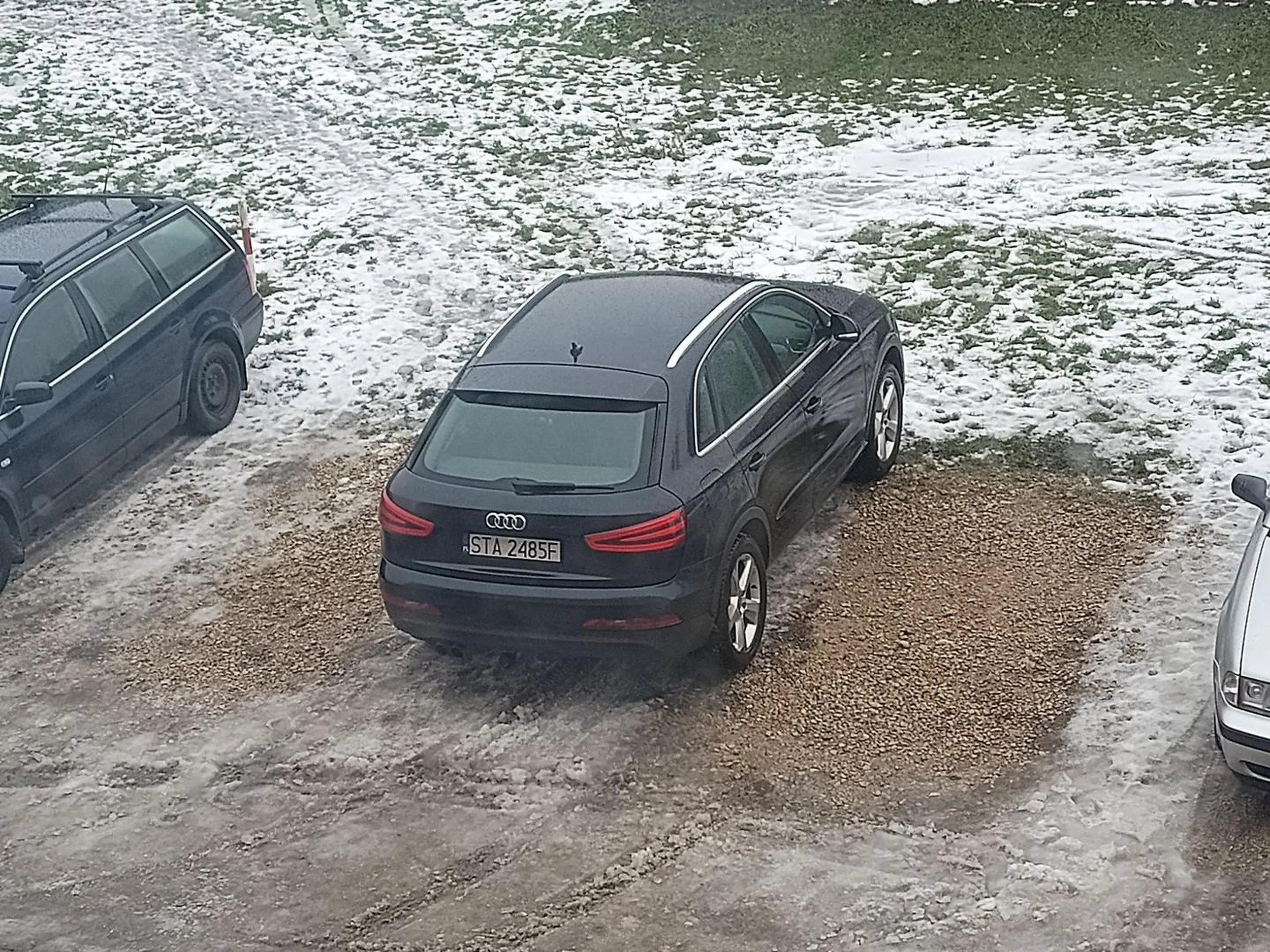 Naucz się parkować albo oddaj prawo jazdy, durna babo :)