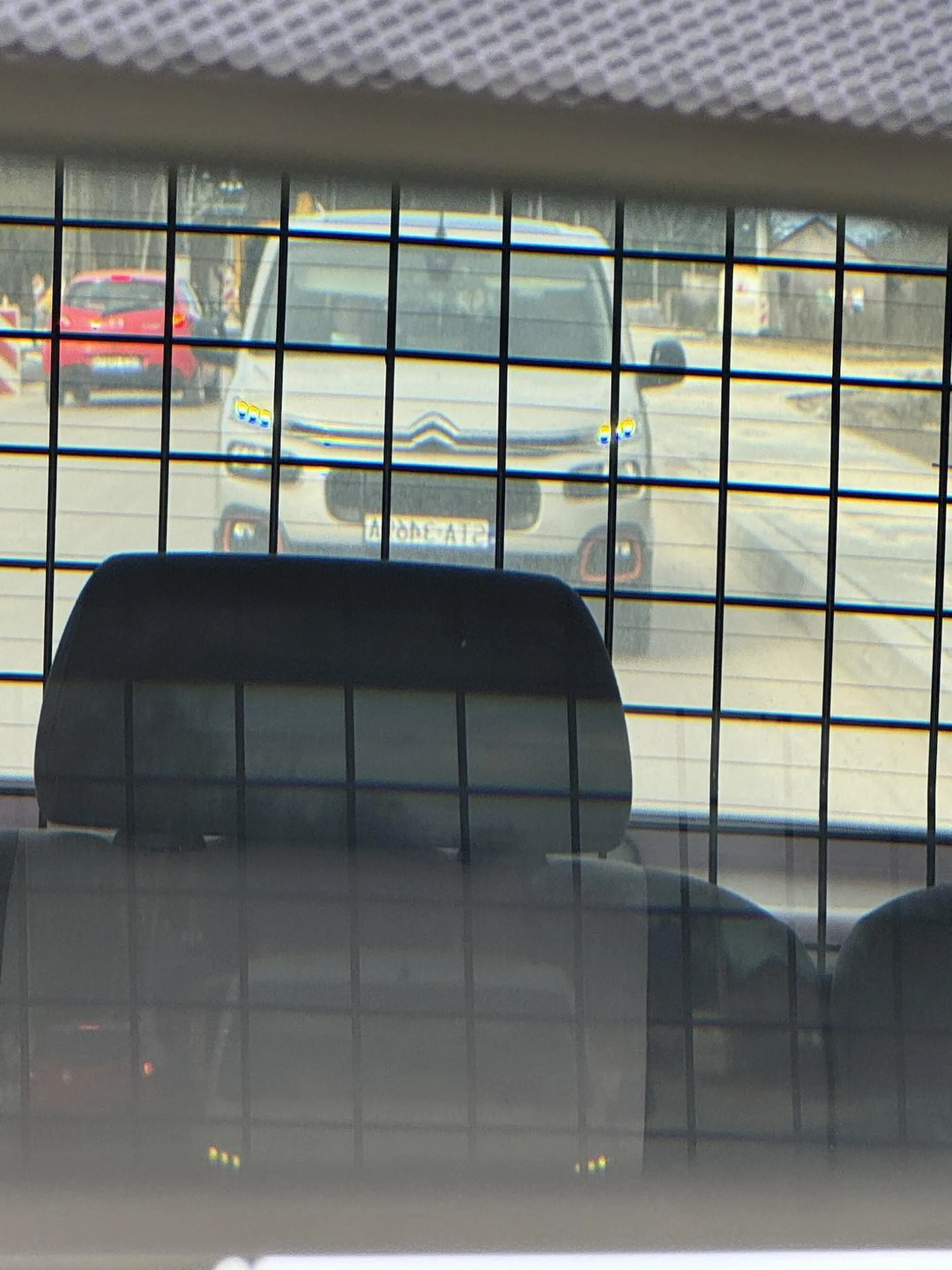 Burak z citroena wyrzuca podczas jazdy butelki i inne śmieci do rowu