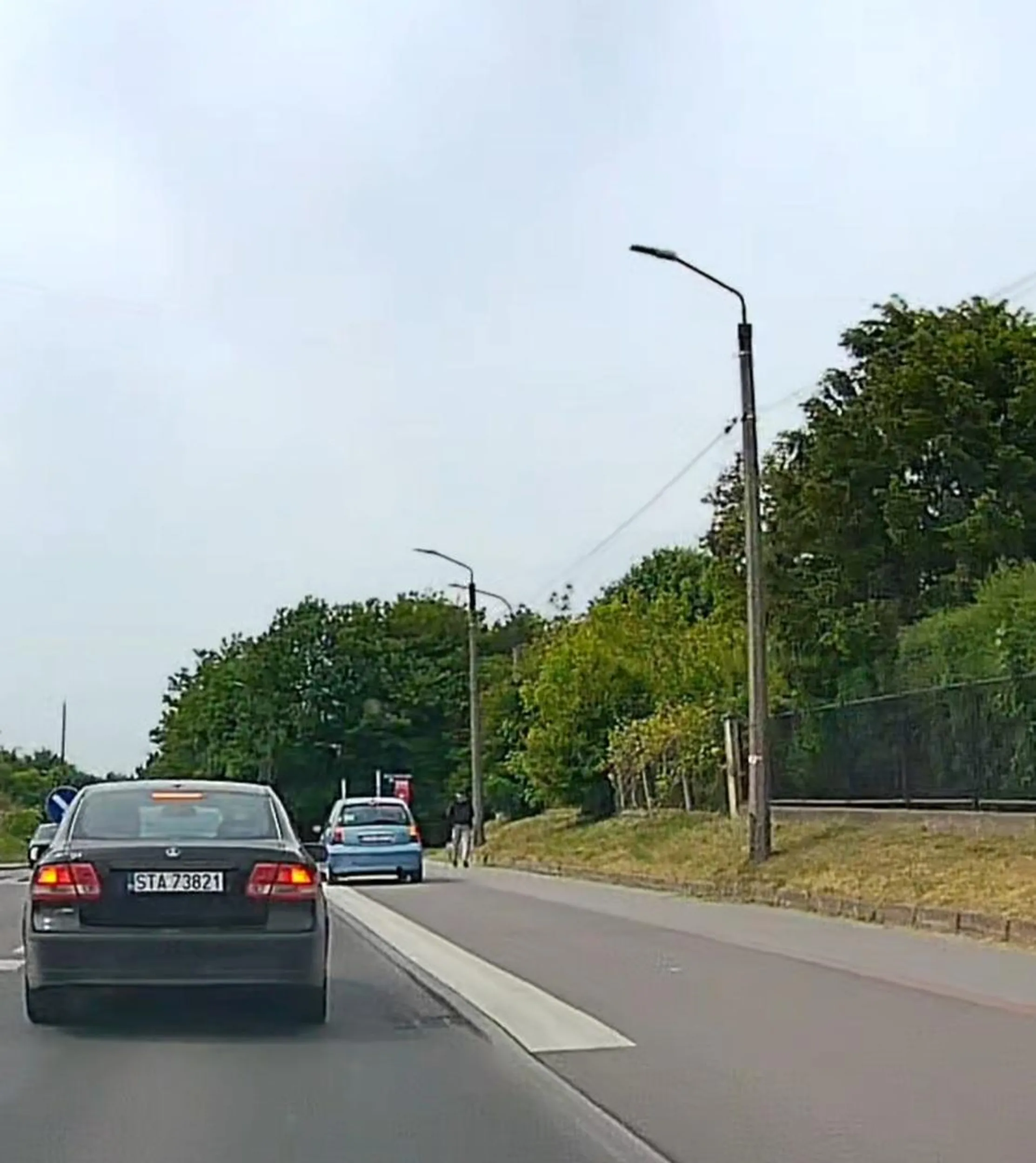 Dlatego właśnie należy badać kierowców od pewnego wieku jak najczęściej i zabierać im prawp jazdy. Stary pryk wybrał się na skróty ścieżką rowerową, stwarzając zagrożenie dla rowerzystów i pieszych. DRAMAT.