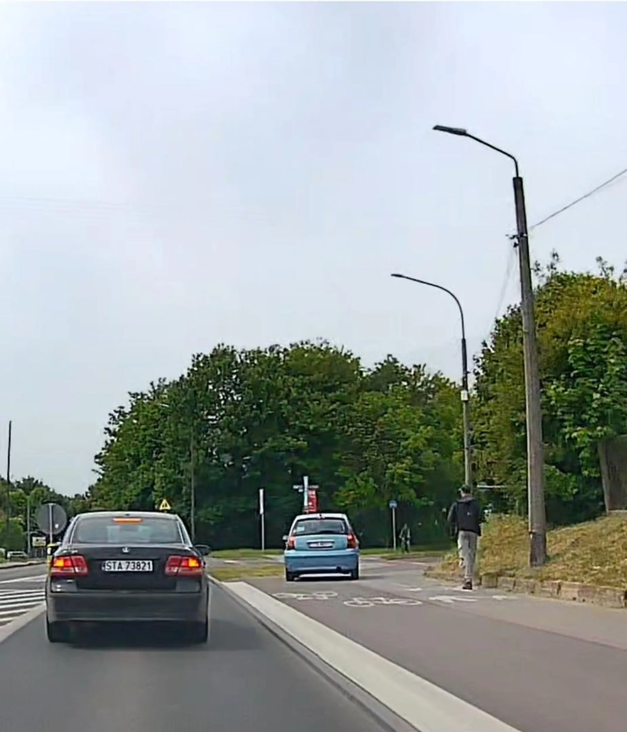 Dlatego właśnie należy badać kierowców od pewnego wieku jak najczęściej i zabierać im prawp jazdy. Stary pryk wybrał się na skróty ścieżką rowerową, stwarzając zagrożenie dla rowerzystów i pieszych. DRAMAT.