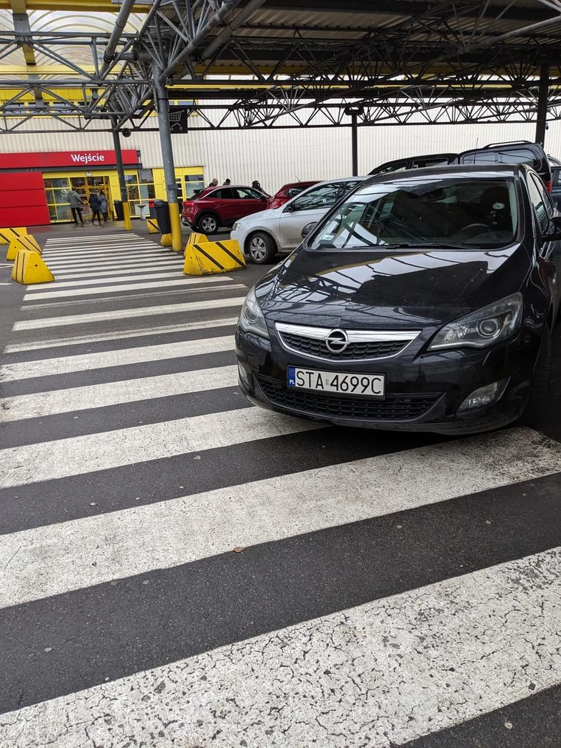 Cały parking przy markecie wolny a on/ona staje na pasach w miejscu w którym nie ma wyznaczonego miejsca parkingowego.