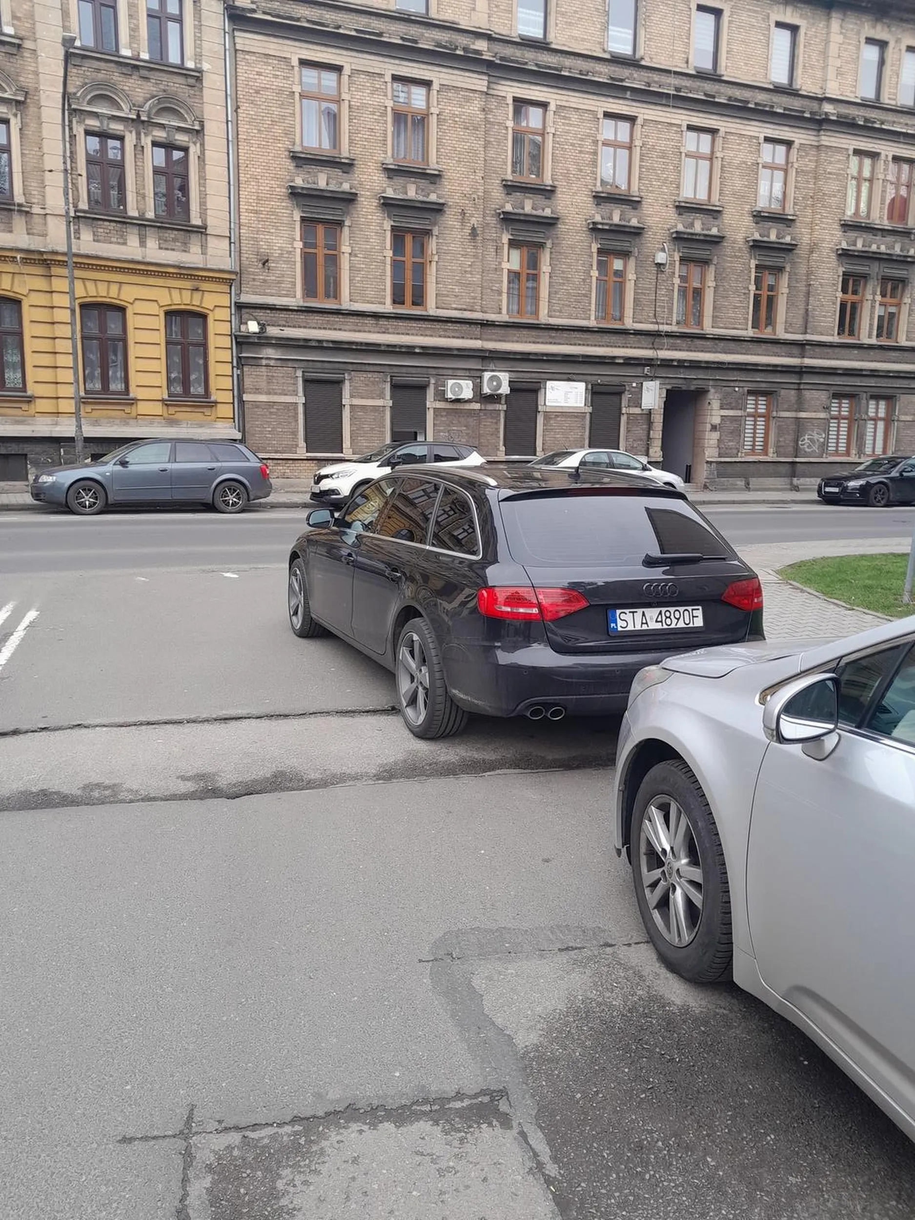 Kolega chyba boi się o felgi