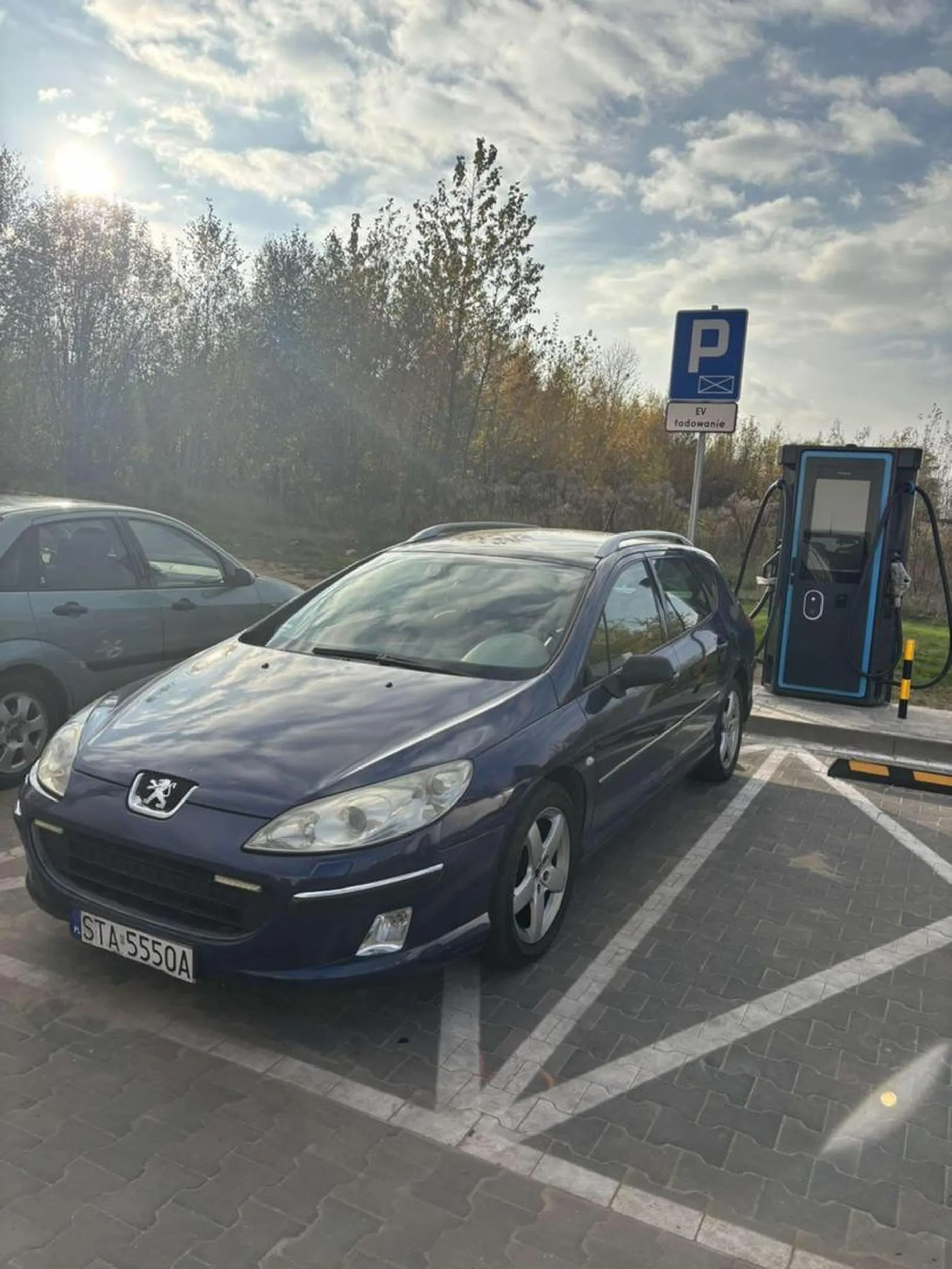 Najpierw go słychać potem go widać napierdala bassem jak żaden inny peugeot. Kierowca zapierdala 150 w zabudowanym i kurwuje na innych kierowców. Parkuje na miejscu dla elektryków. Nie polecam z nim jeździć można ogłuchnąć.