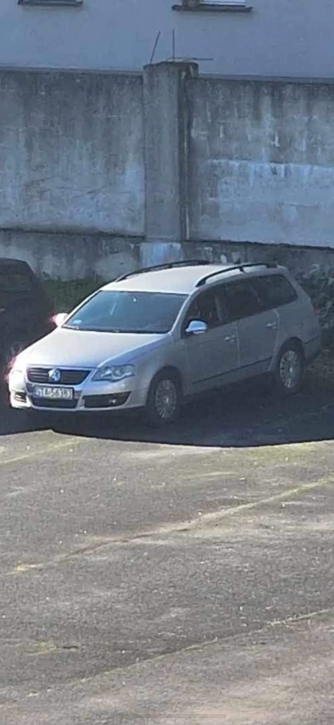 Gnojek w aucie od ojca krzyczy do ludzi , chwali się że ma Passata i myśli że jest fajny Zapieprza jak wściekły nie zwracając uwagi na pieszych Dzisiaj mało co nie rozjechał mojego synka Jonaszka Na drodze pozostawia ostre elementy z samochodu które wypadają zwane rdzą