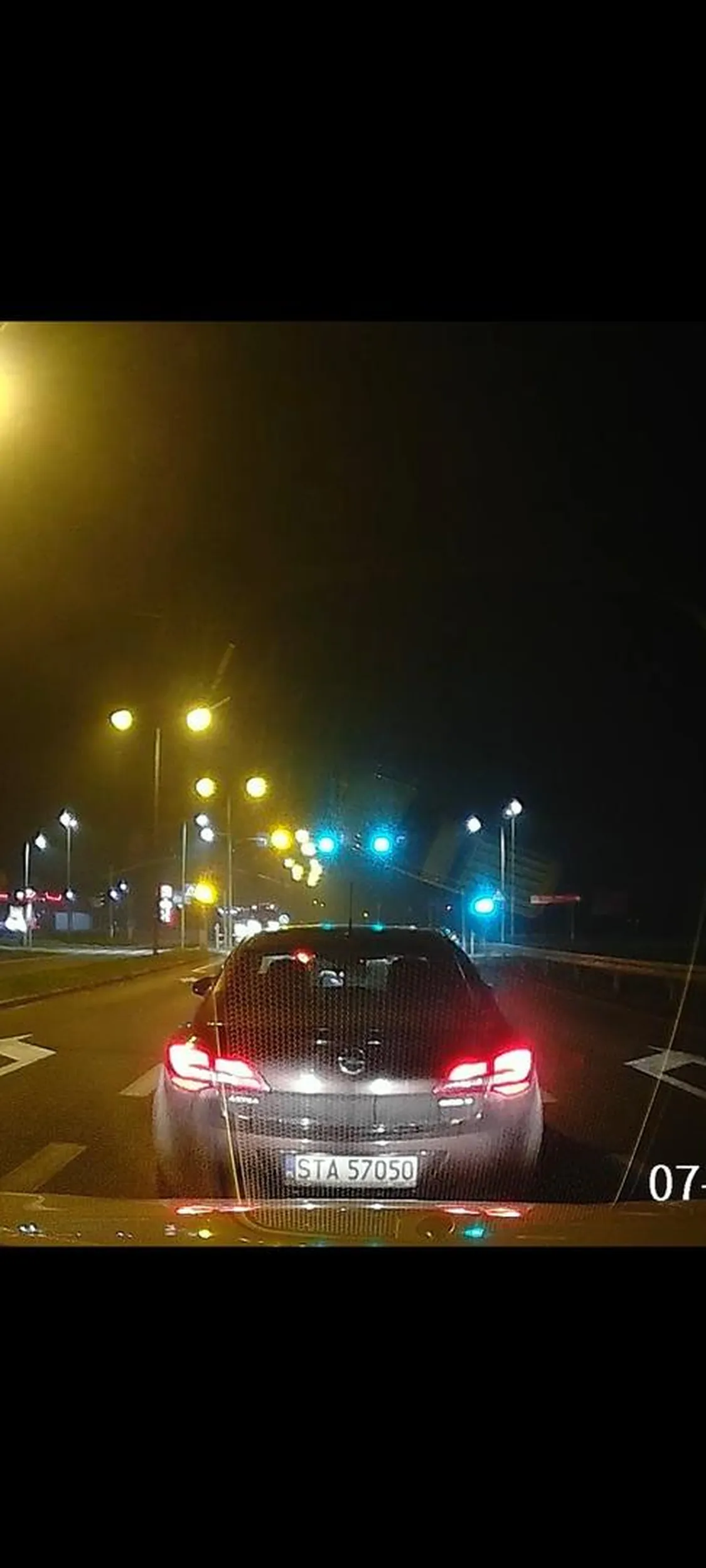 Chłopie zajmij się jazdą samochodem i tym co się dzieje do okoła,a nie sobie mecz oglądasz podczas jazdy