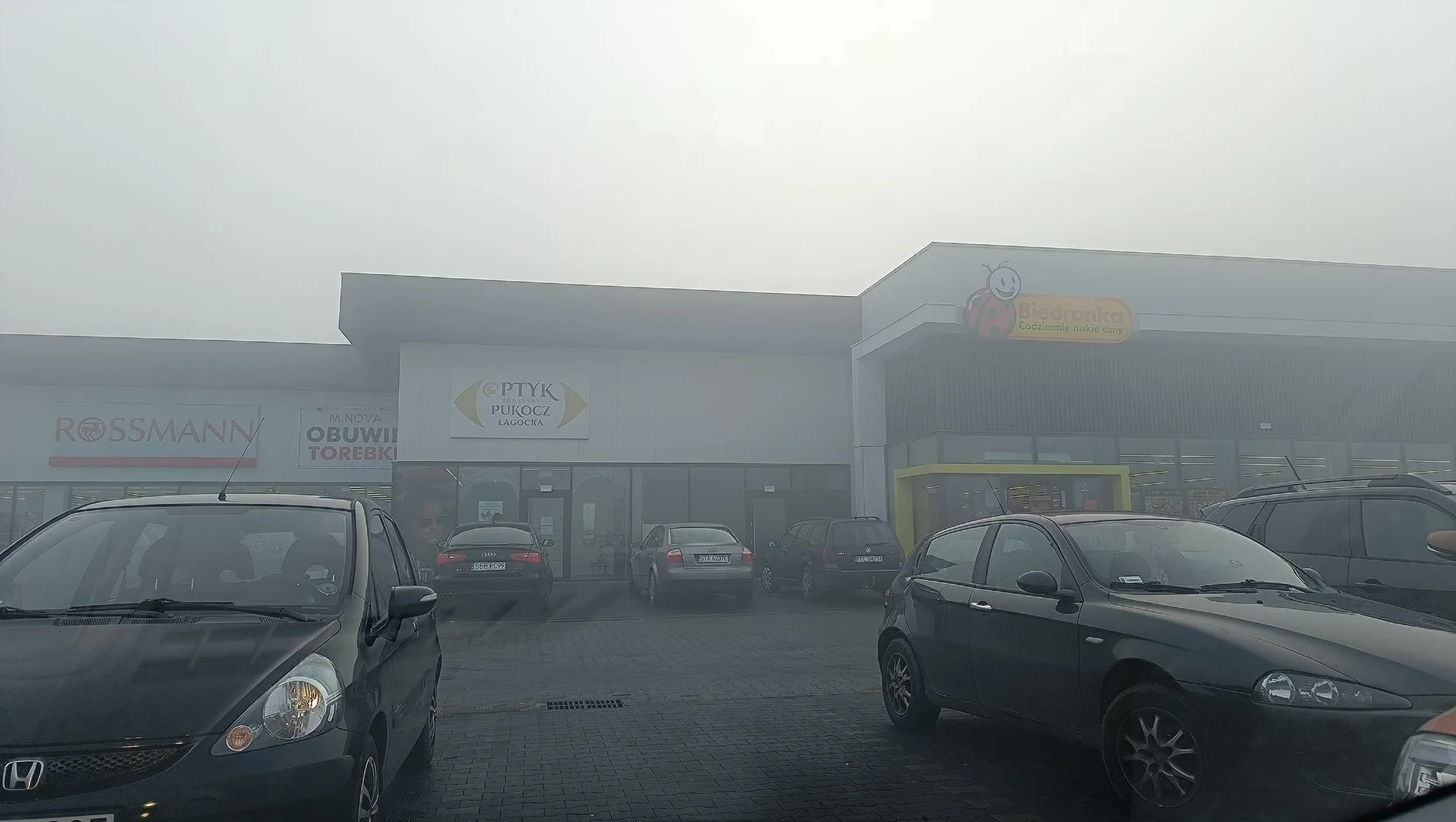 Kolejny "mądry", który staje pod biedronką nie korzystając z parkingu. Odkąd w Wojkowicach powstało centrum handlowe "ludzie" notorycznie niemalże wjeżdżają do sklepu, bo nie potrafią przejść parę metrów z normalnego miejsca parkingowego. Rozumiem, że jak nie ma barierek, to można wjechać wszędzie ?