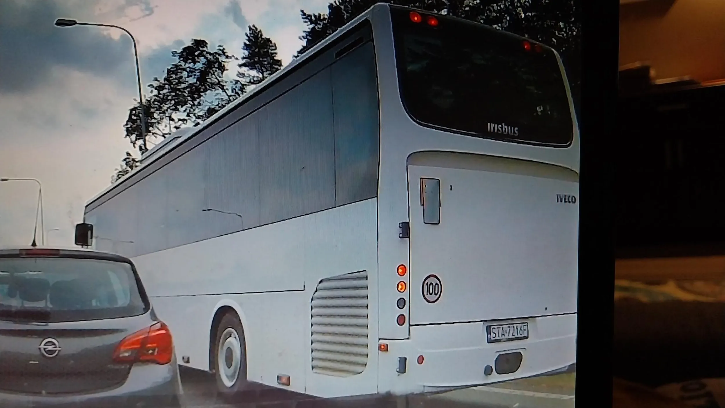 Kierowca autobusu stojąc w korku zmienia pas do skrętu w prawo w kierunku drogi S5 po czym próbuje zmienić pas na lewy żeby jechać na wprost.  Cwaniactwo i blokowanie drogi wykonuje ten manewr codziennie  węzeł stryszek