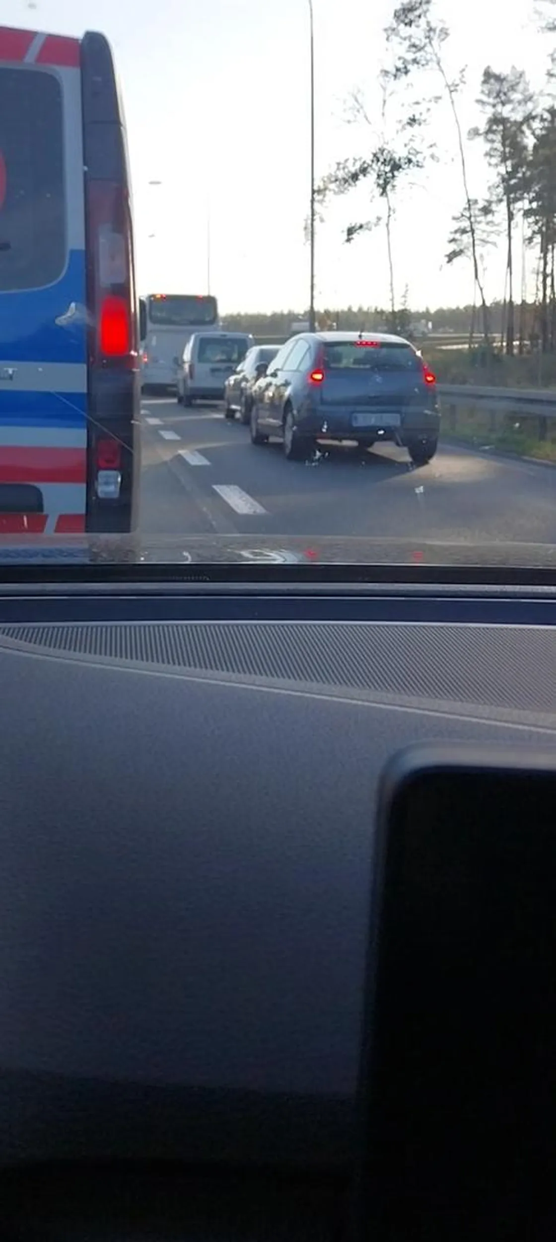 Kierowca zmienia pas do skrętu w prawo z myślą że pojedzie w kierunku węzła Białe Błota po czym na końcu zmienia ponownie pas na lewy aby przejechać w kierunku Konina , następnie skręca w stronę Przyłęk. Autobus obsługuje magazyn LPP.  Kierowca robi tak codziennie gdy jest korek. Sam gra cwaniaka blokując przy tym osoby skręcające na S5