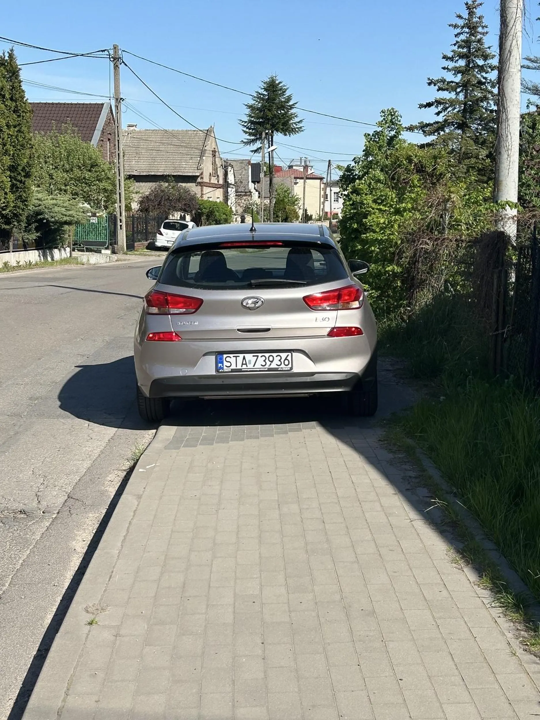 Zapraszam na powtórkę kursu na prawo jazdy skoro nie wiesz ile miejsca powinn*s zostawić dla pieszych parkując na chodniku. Radzę się douczyć bo chyba szkoda by było pieniążków na mandacik;)