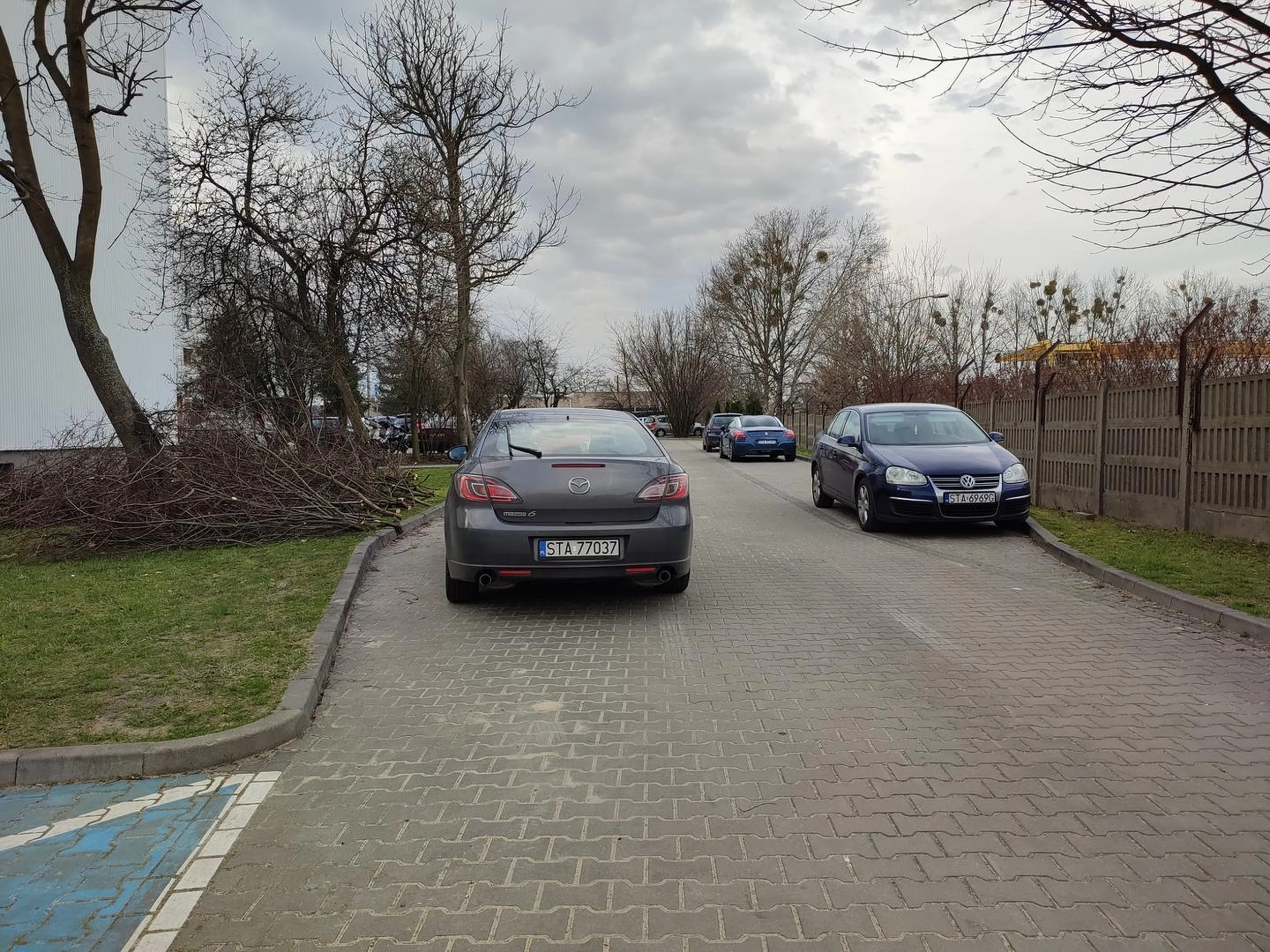 Parkuje "na środku" jezdni. Utrudnia przejazd.