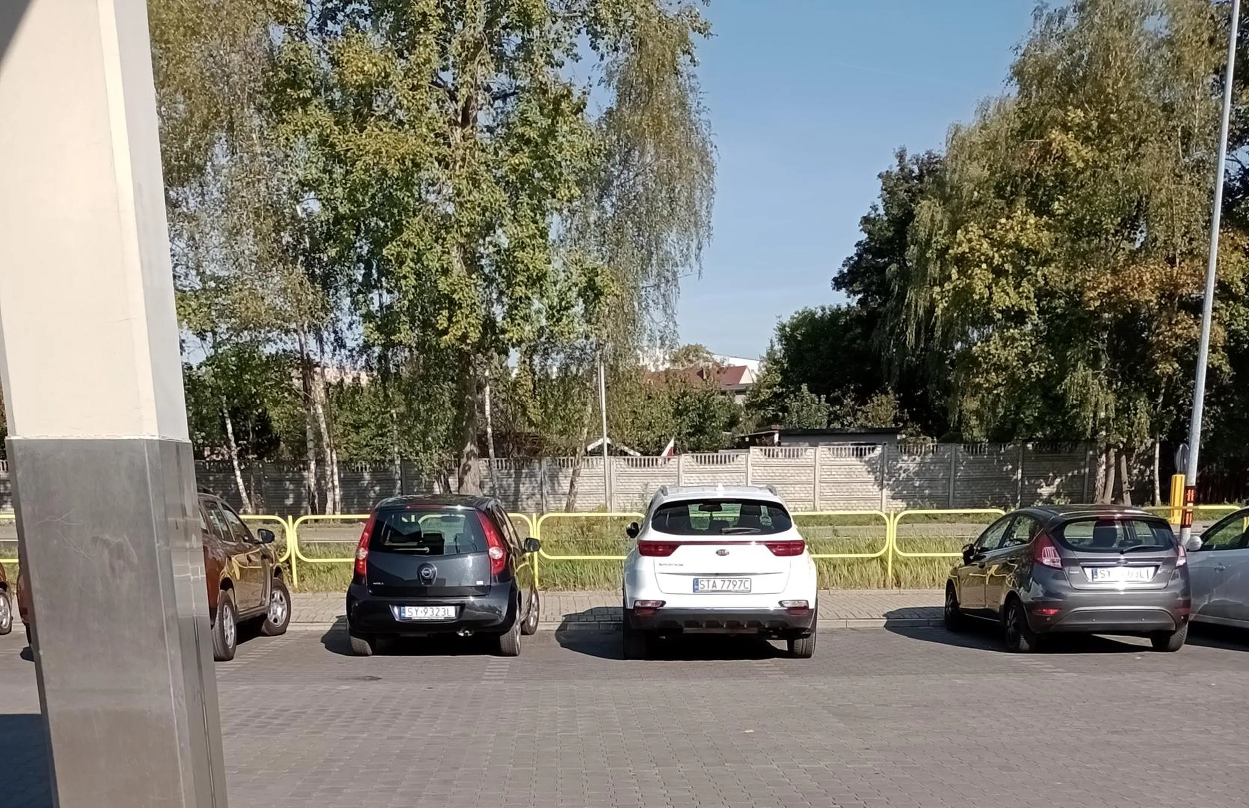 Na parkingu wszystkie miejsca zajęte, a dwa samolubne chamy zajmują więcej jak jedno miejsce