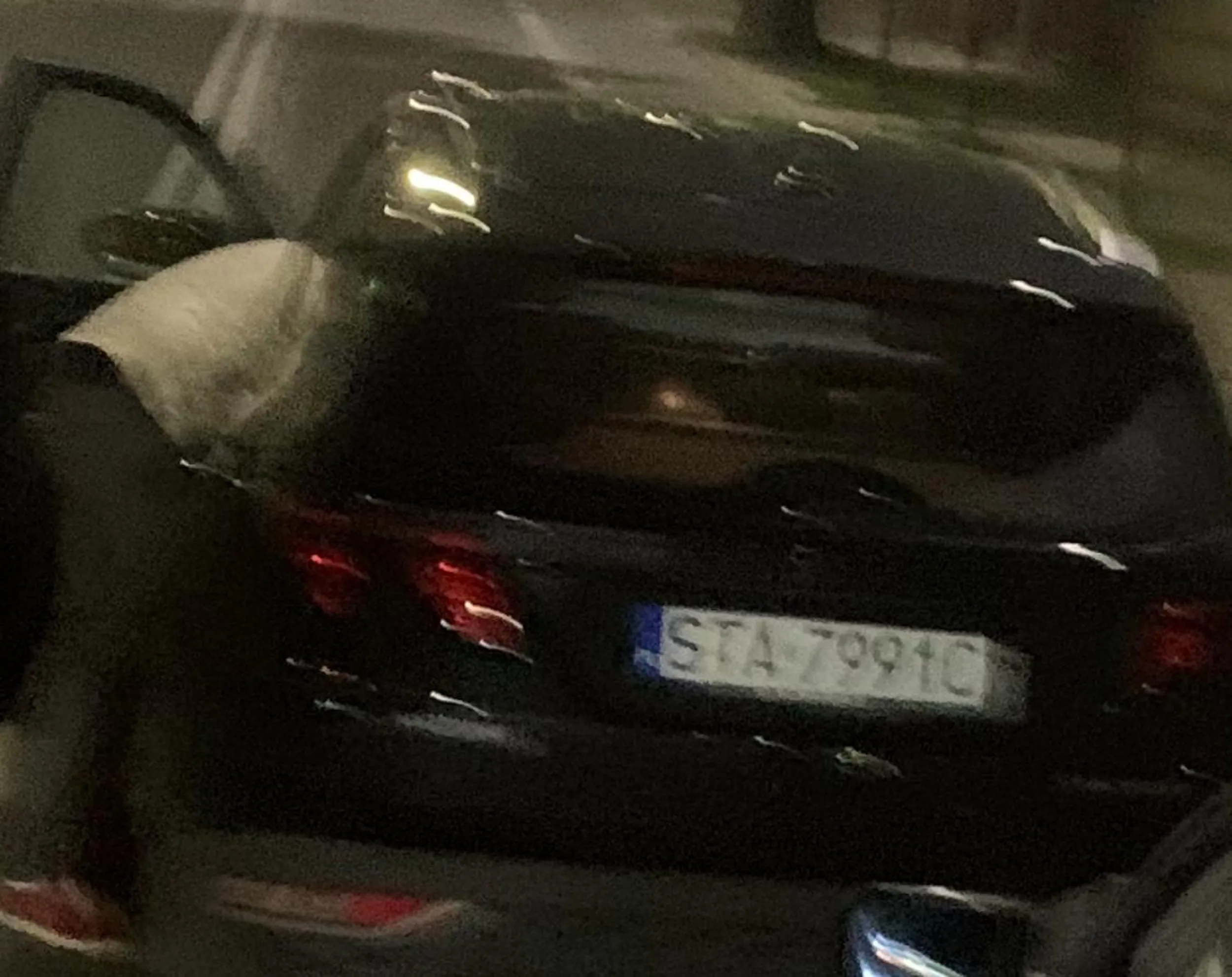 Buc i pajac. Wymądrza się i ma w dupie polecenia operatora 112 który kazał usunąć z drogi pojazdy przy kolizji bo według przepisów jeżeli nie ma poszkodowanych/zabitych itp należy usunąć samochód na bok. Zablokował skrzyżowanie w centrum miasta i dzwonił po „kolegów” policjantów. Tak czy siak my zadzwoniliśmy na 112 i przyjechali „neutralni” :))) uważajcie na tego buca. Dzieci nie będą dumne z takiego tatusia