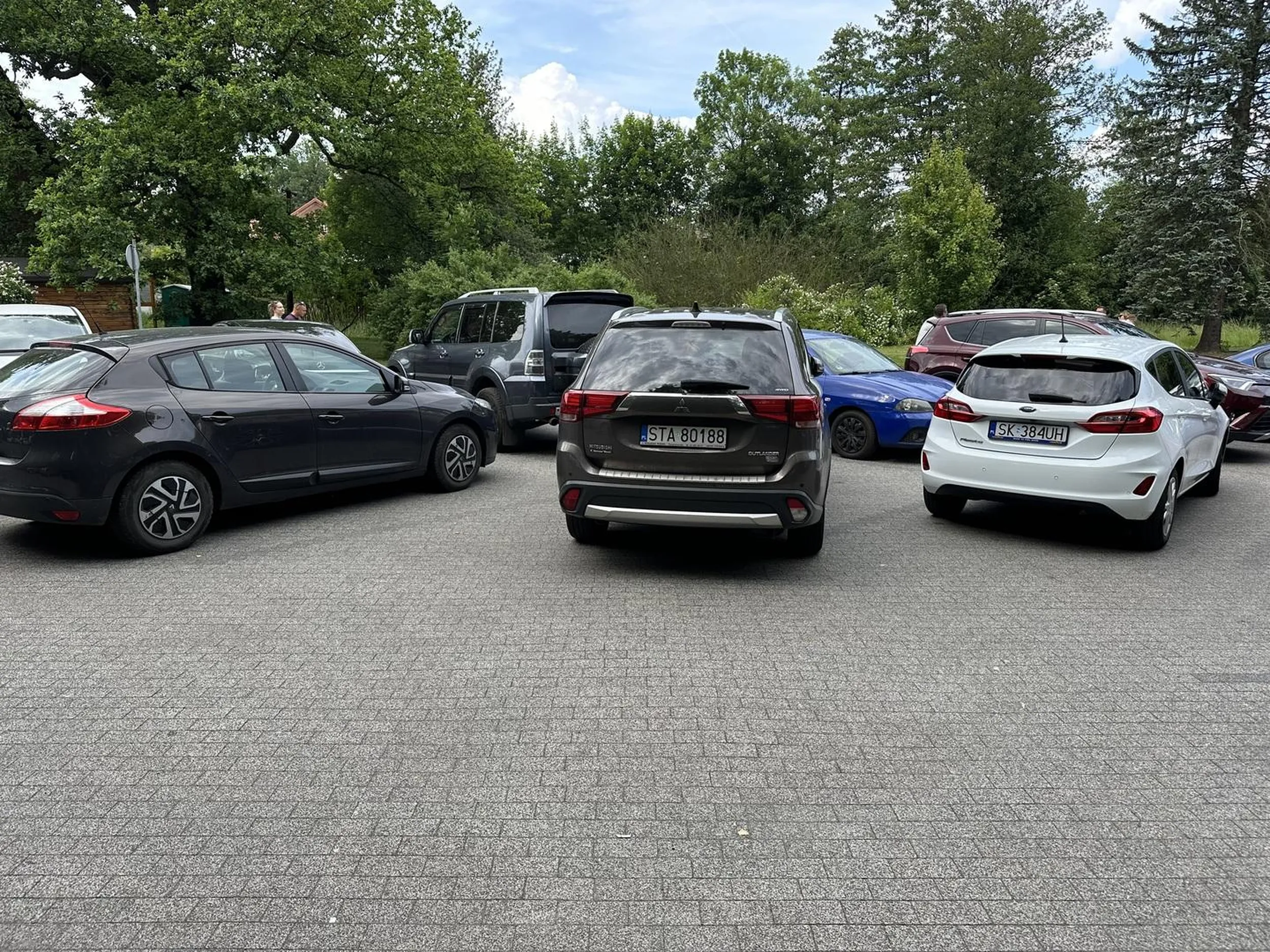 Wjechał na parking pod prąd a później zaparkował w ten sposób. Nie potrafi parkować poprzecznie blokując sąsiedniego kierowcę