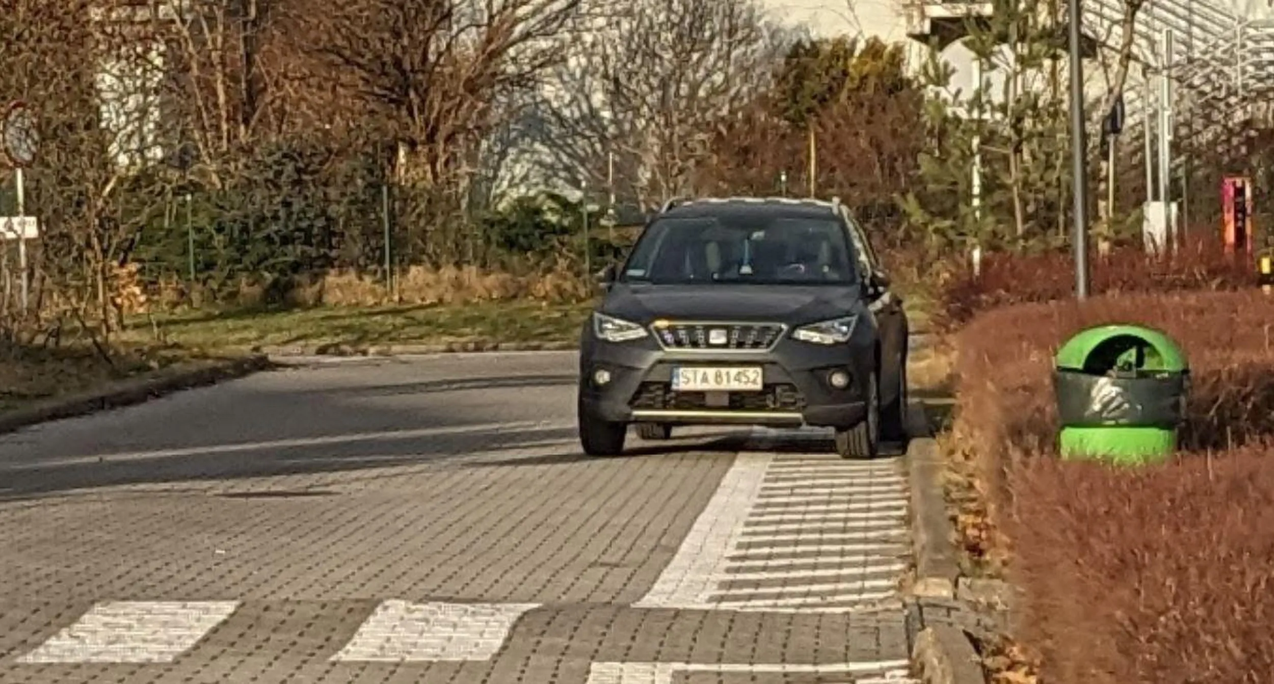 Cały parking miejsc. Ale lepiej stanąć przed przejściem i zasłaniać widok.