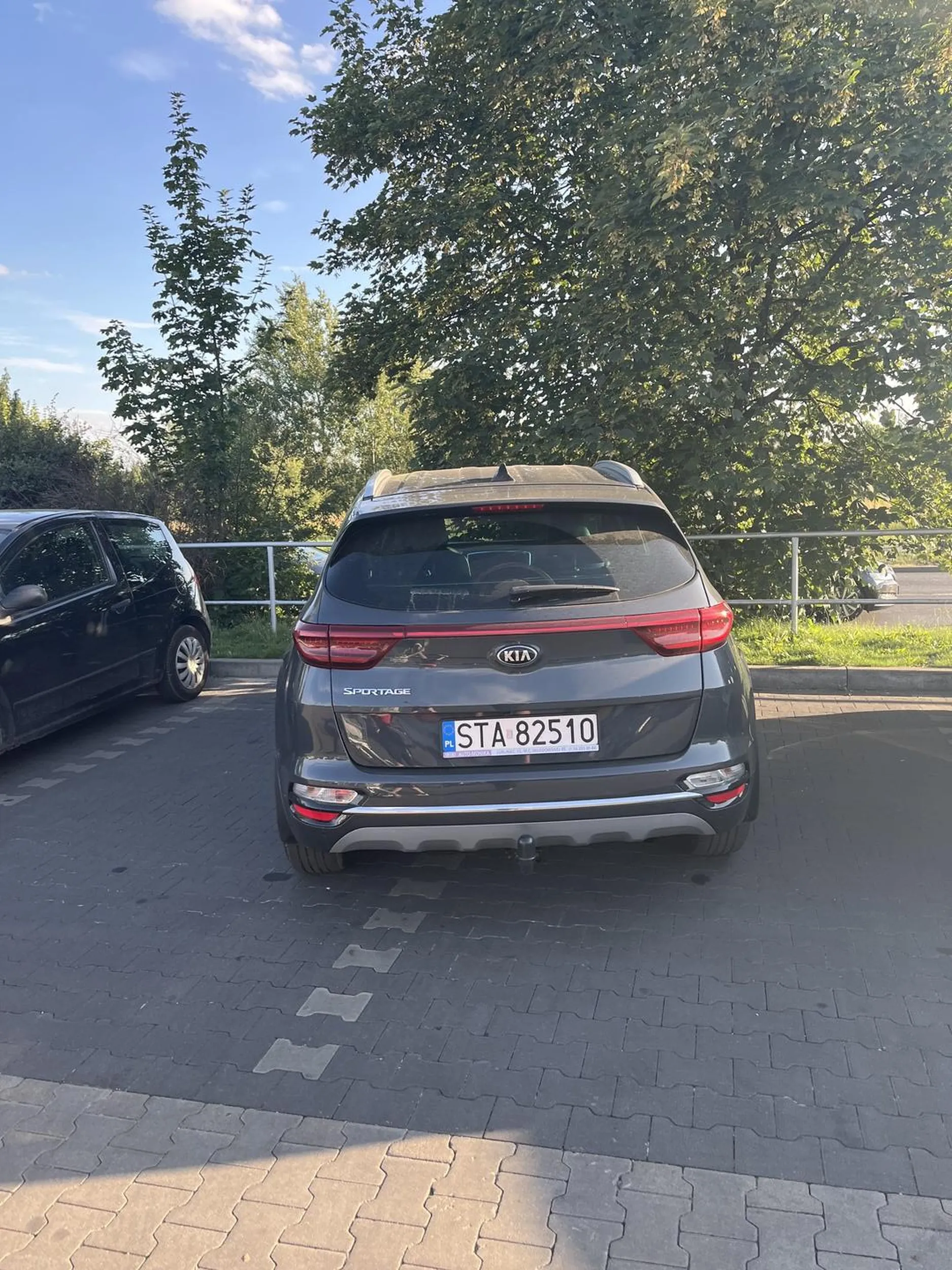 Serdecznie nie pozdrawiam :) Naucz się parkować, bo zajmujesz kupę miejsca. A jak nie potrafisz to na doszkolenie migiem