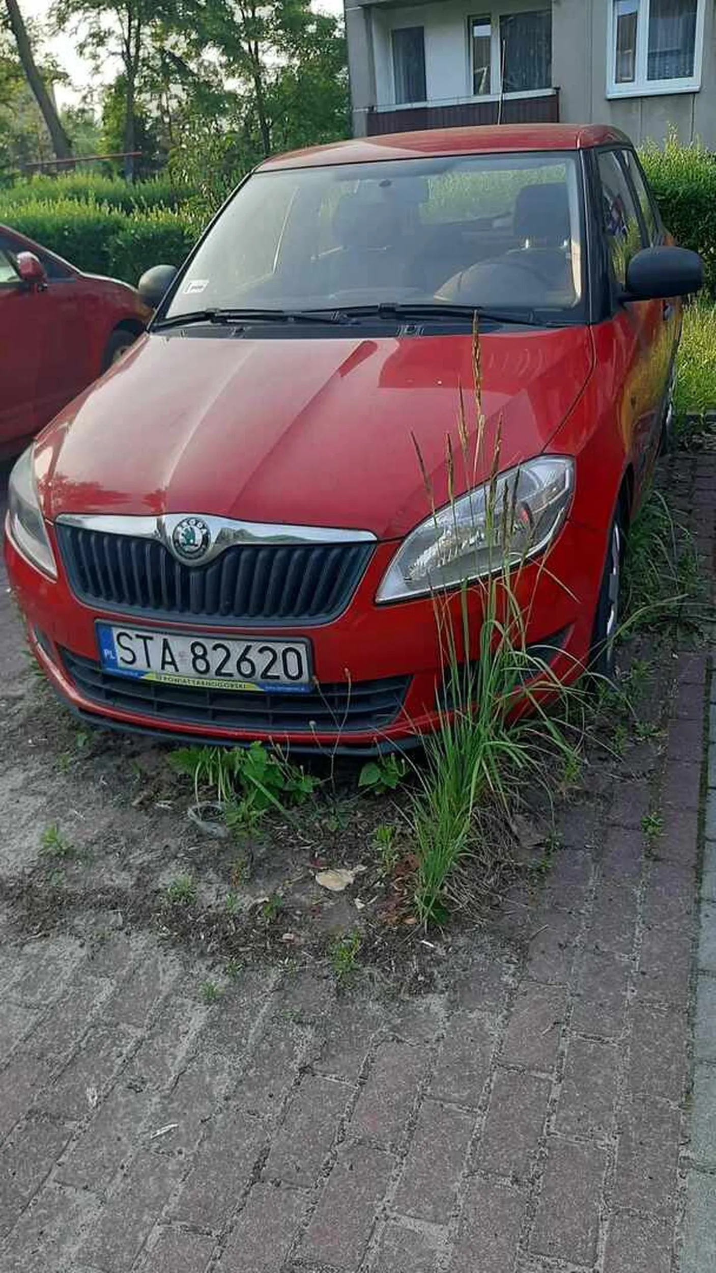 Ten samochód od kilku lat stoi porzucony na parkingu przy ul. Spacerowej 7 w Zawierciu.
