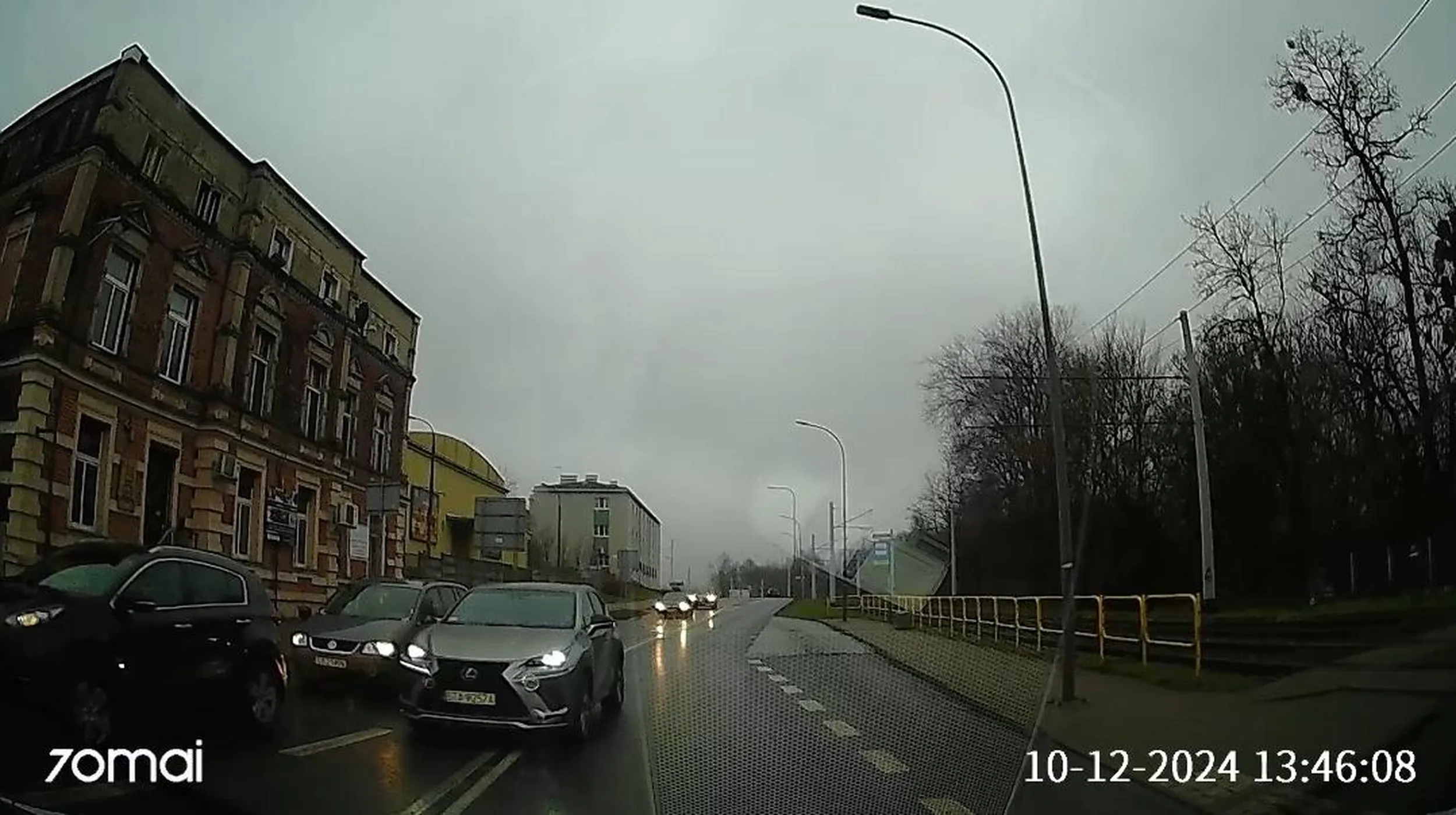 Uwaga na tego kierowcę,pakuje się na czołowe nie zważając na samochody jadące z naprzeciwka.