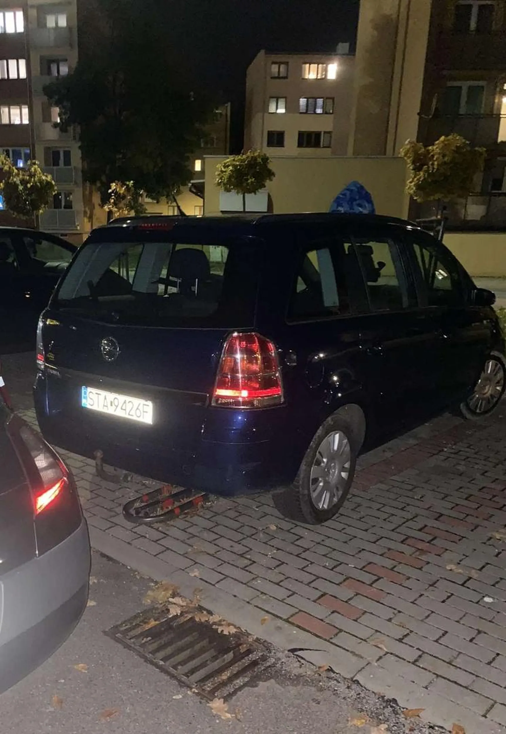 Parkuje na prywatnym miejscu parkingowym bez zgody właściciela... Zniszczył blokadę parkingową i uciekł. Cio*a bez honoru.