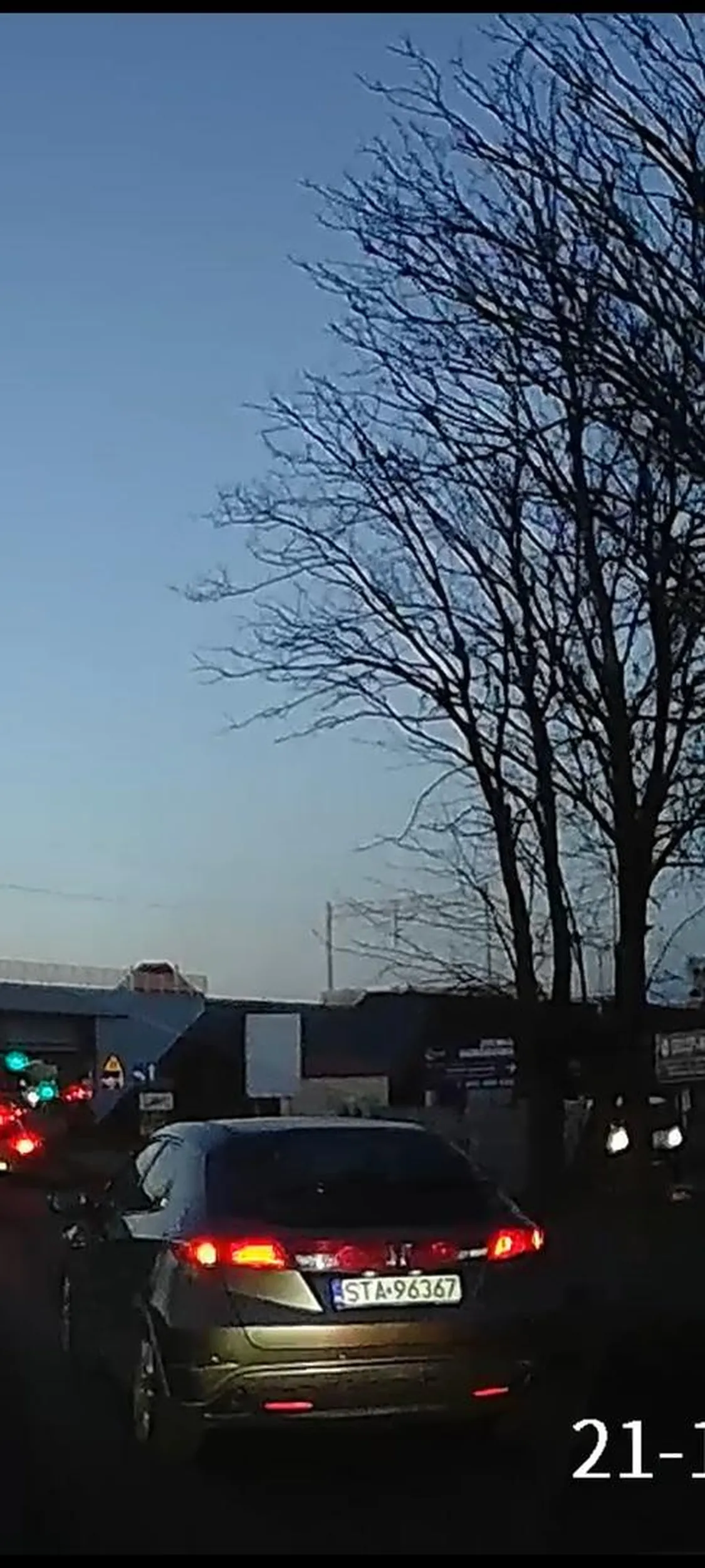 Uwaga na chłopa,najlepiej go wyprzedzić gdy ma się okazje,jie pewnie jeździ,hamuje bez powodu,spowalnia ruch gdzie w godzinach szczytu i tak są już ulice zakorkowane. Tragedia.