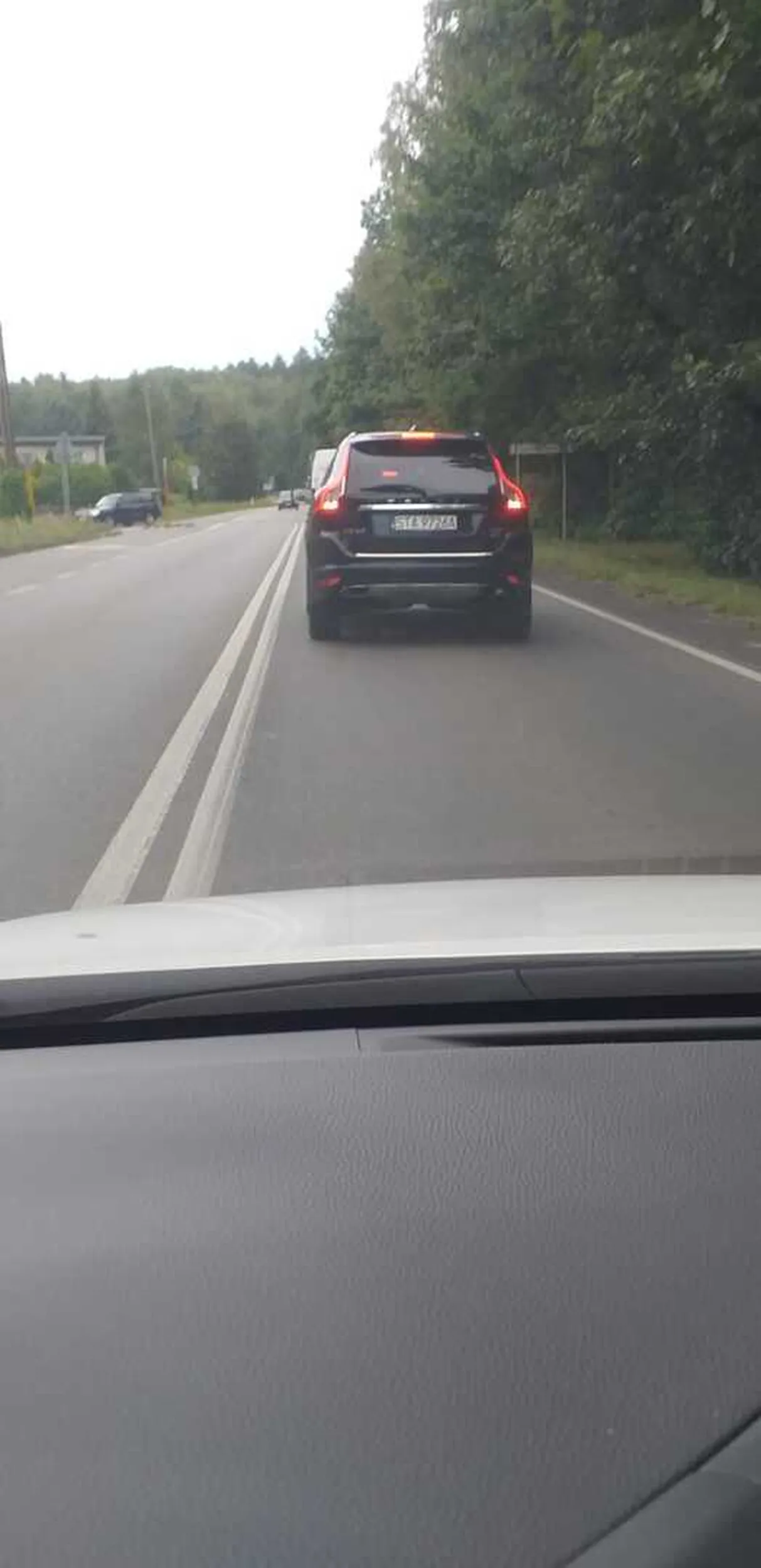 Siedzi na zderzaku, agresywnie wymusza pierwszeństwo. Zajeżdża droge i miga światłami. Uważajcie na niego bardzo niebezpieczny kierowca.