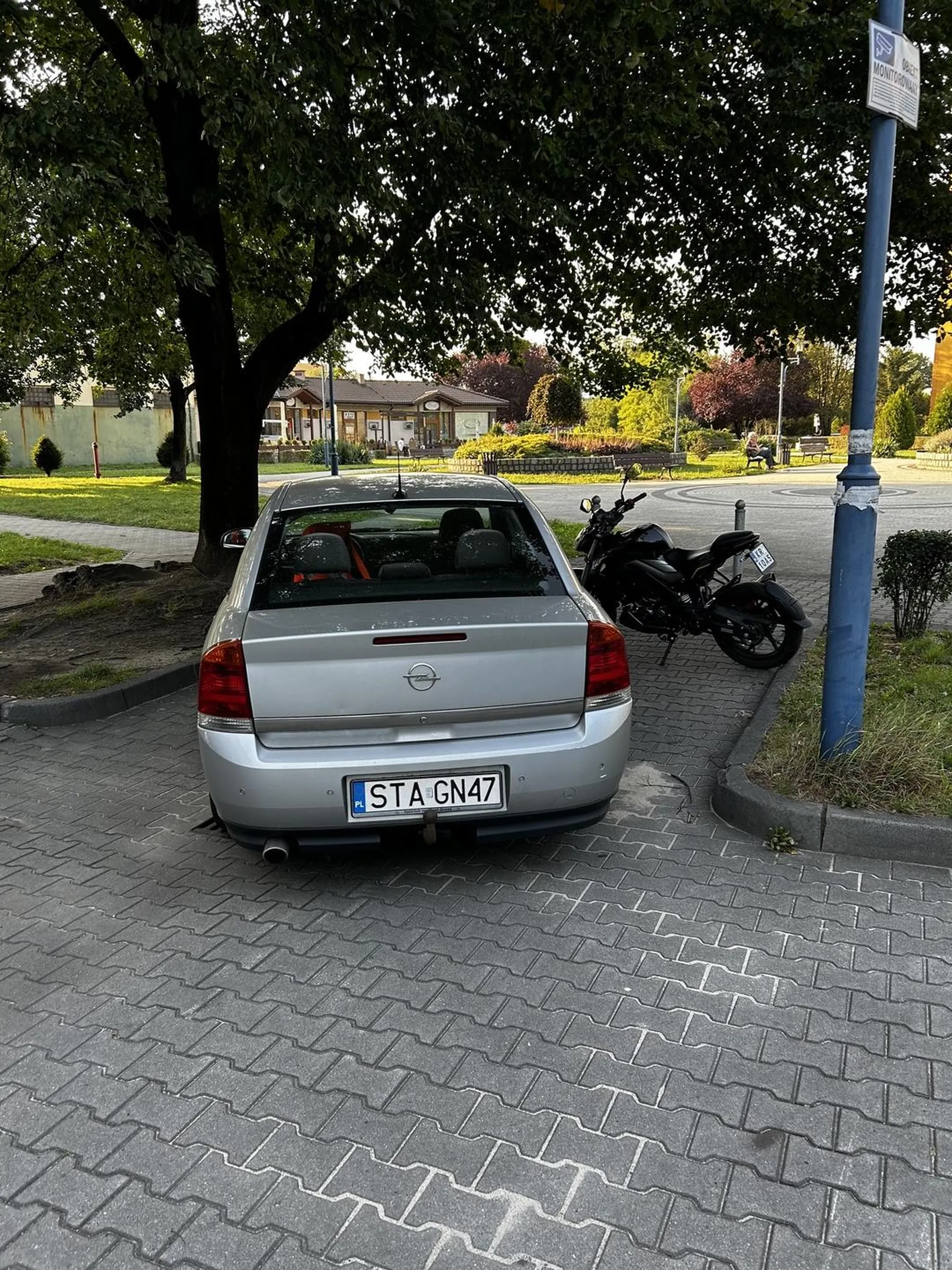 Patałachu, swoje żale i frustracje, że jeździsz takim ruplem zostaw dla  siebie, mimo wolnego miejsca obok, wolałeś na złość, utrudnić wyjazd mi i zablokować miejsce obok, po czym jak piz*a uciec do domku, bo sie obsrałeś. Pamiętaj jeszcze sie spotkamy.