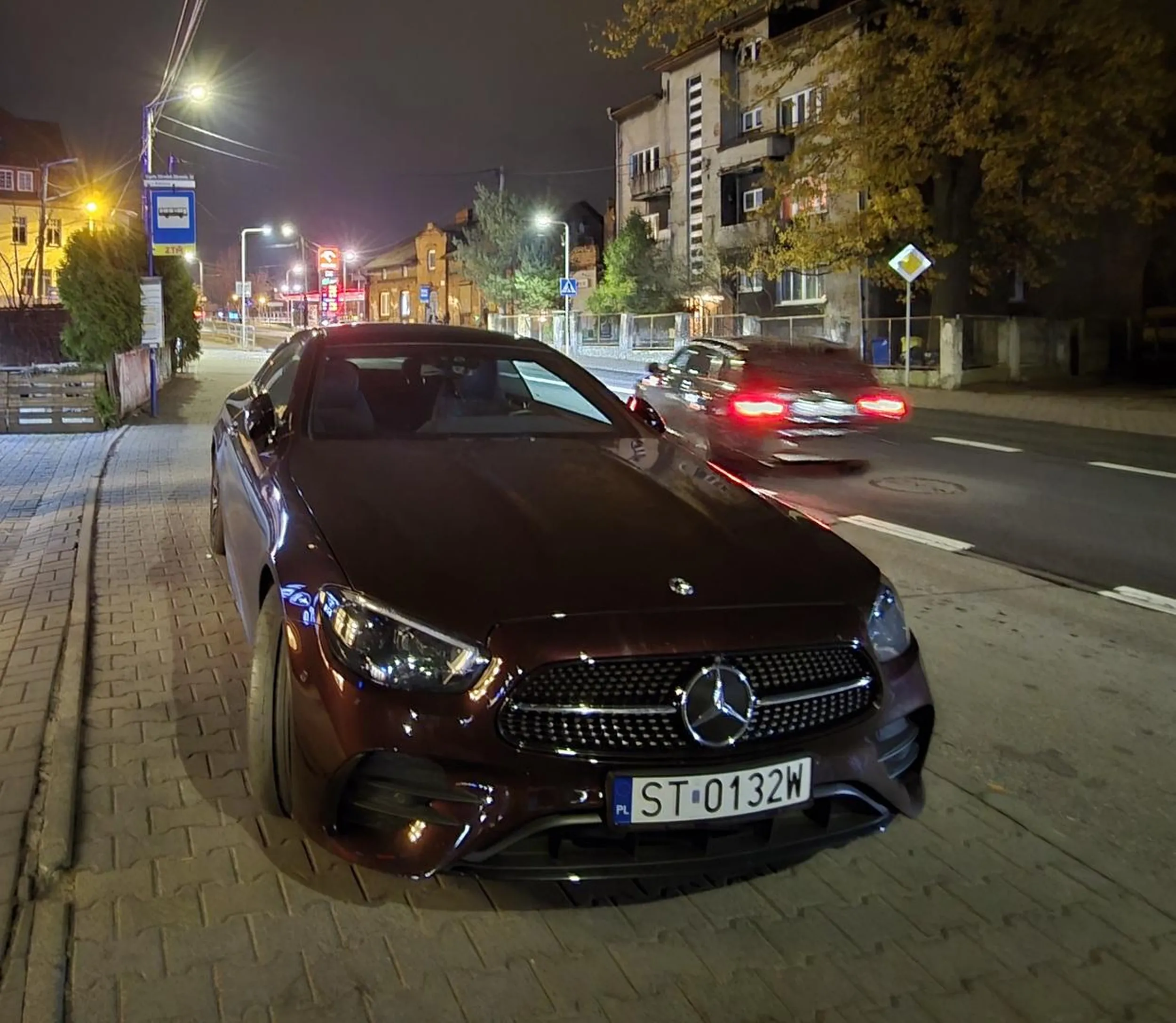 Jaśnie Pani nie wie, że samochodu nie pakuje się na chodniku ani przystanku?