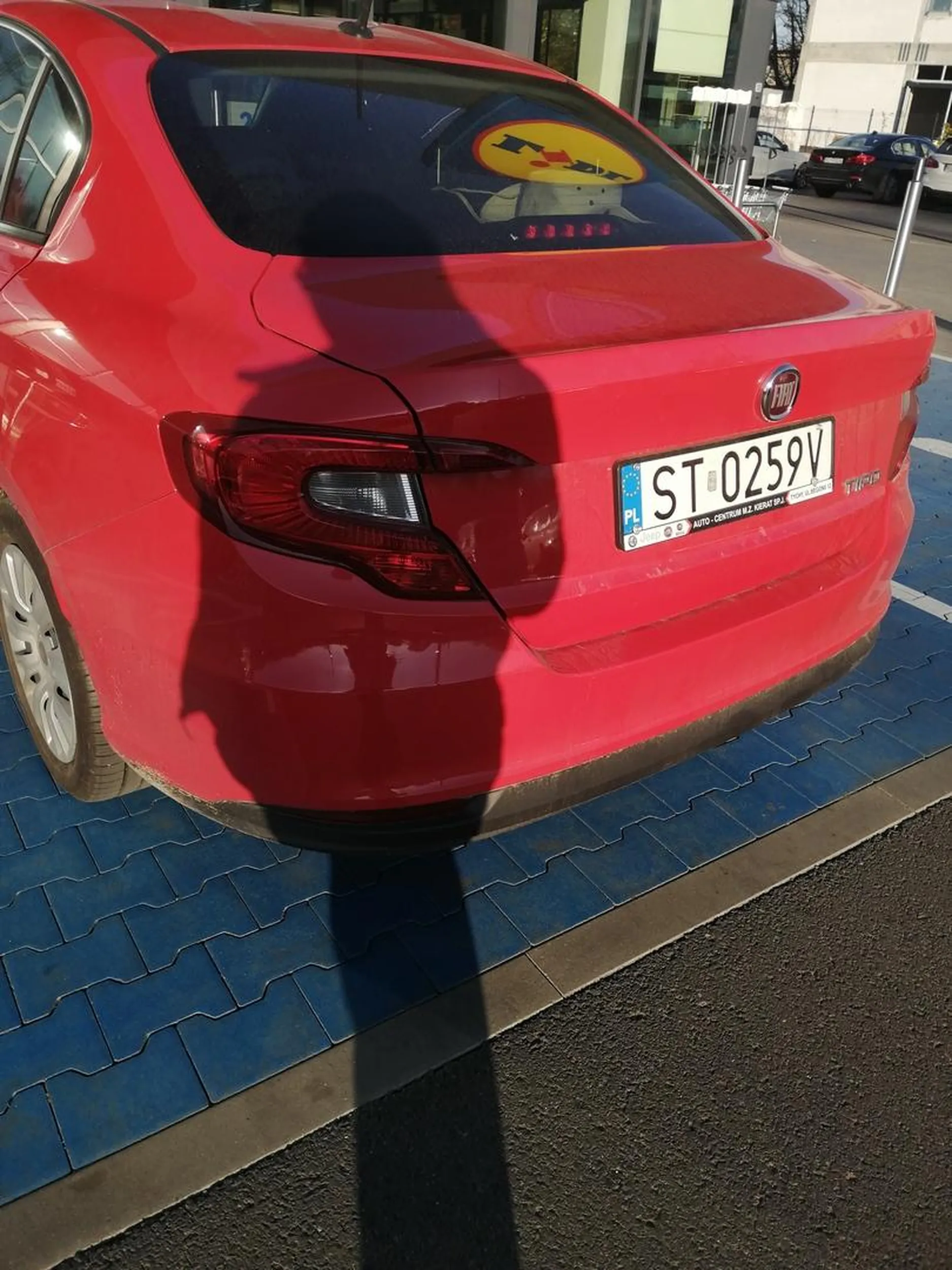 Pan parkuje na miejscu dla niepełnosprawnych bez odpowiedniej plakietki.