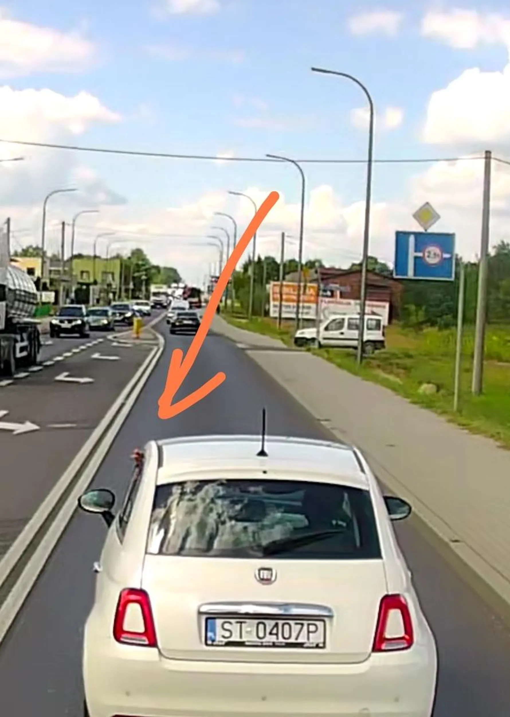 jak gosciu palisz to jest takie urządzenie jak popielniczka w tym twoim białym fiacie nie trzeba wyrzucac przez okno kiepów