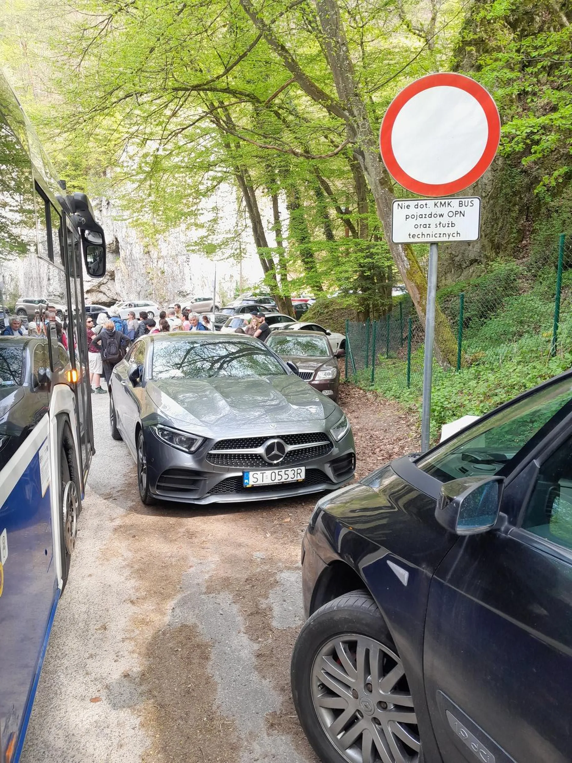 Dupek w mercedesie zastawił wjazd dla autobusu w Ojcowie, mimo wyraźnego zakazu wjazdu oraz wymalowanych linii przystankowych. 40 osób stało przez niego półtorej godziny czekając na policję.