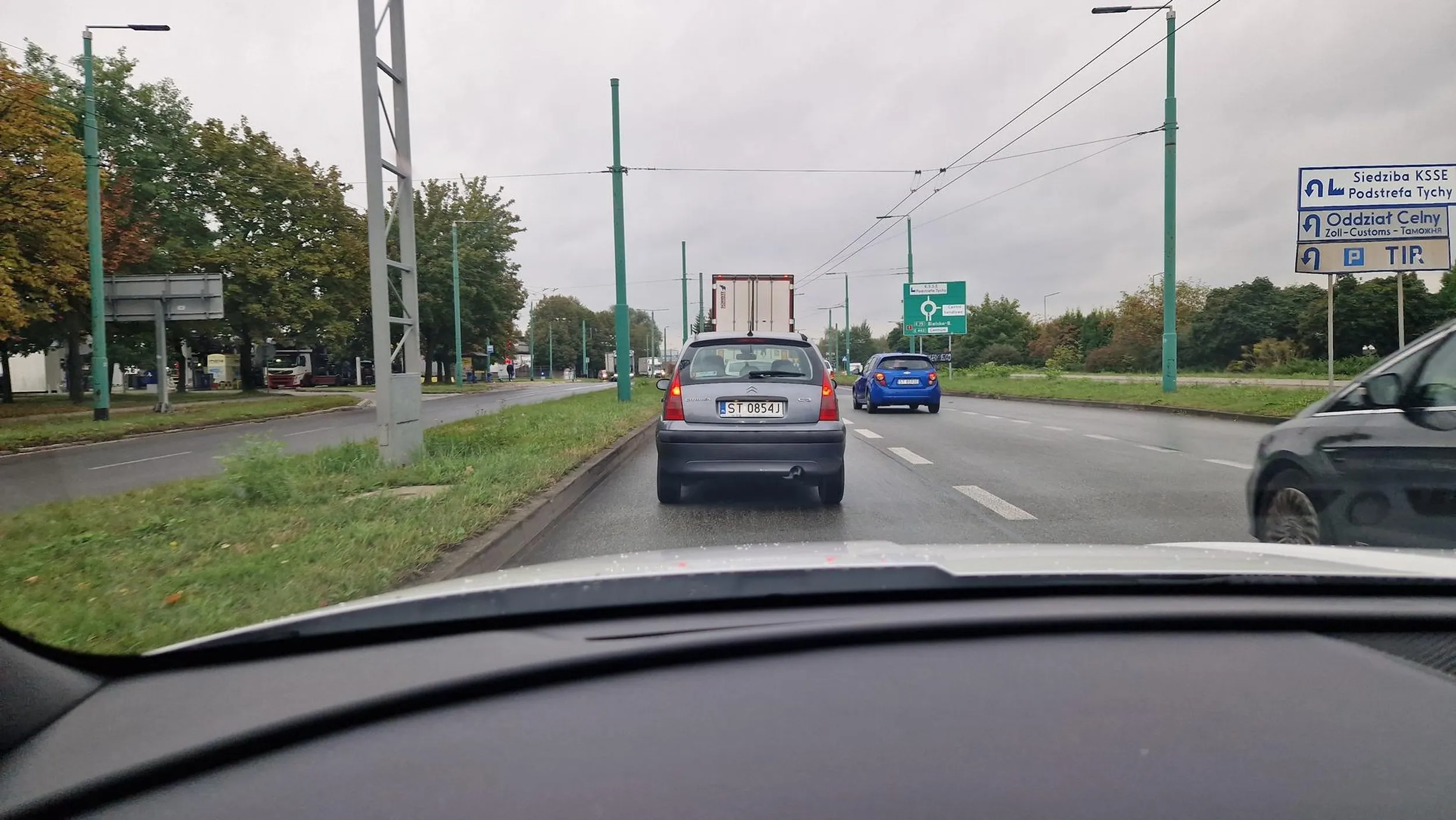 Blokuje ruch, jadąc z prędkością 20 km/h lewym pasem ruchu. Dodatkowo przy dojeździe do ronda, na odcinku 70 metrów, wpuścił przed siebie cztery tiry i dwie osobówki, kompletnie ignorując sznur samochodów z tyłu.