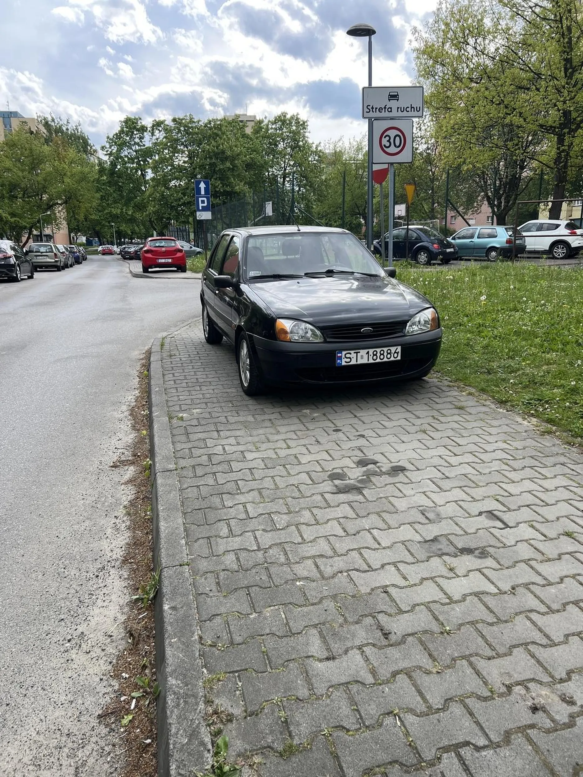 Brawurowe parkowanie na chodniku