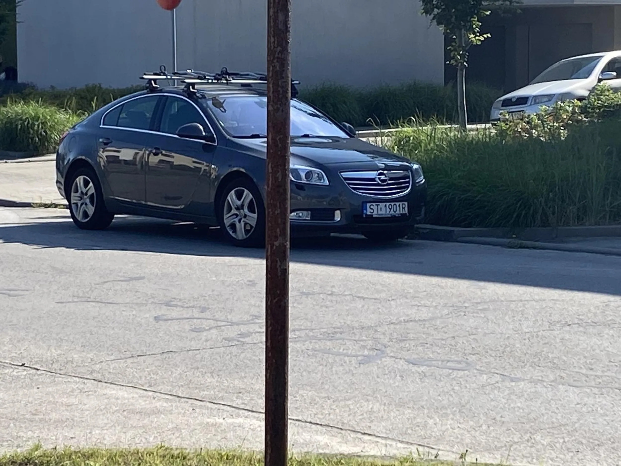 Następny mistrz parkowania który nie wie gdzie jest miejsce do parkingu tylko parkuje na środku drogi gdzie samochody jeżdżą