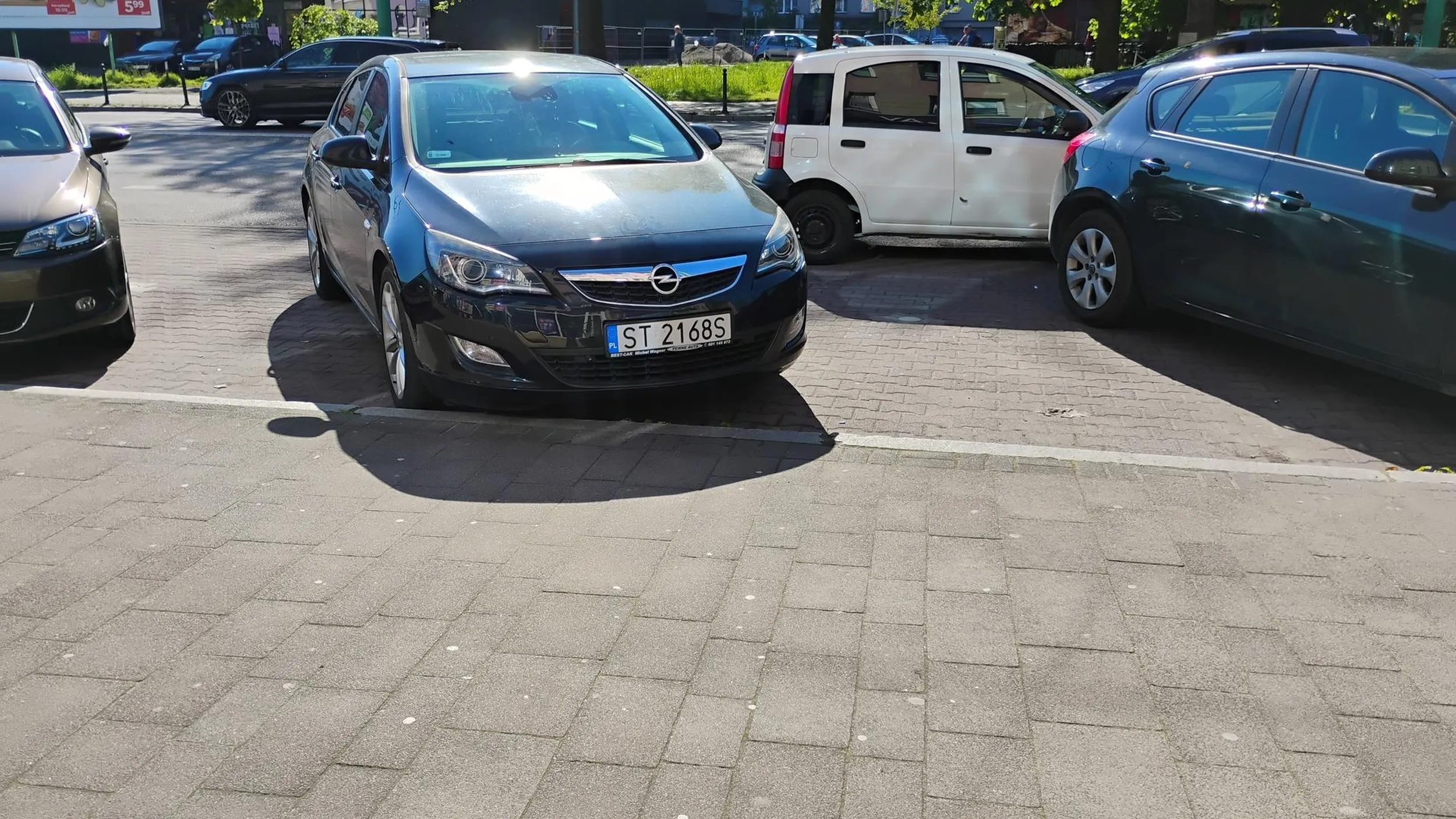 Parkowanie godne polecenia. Ale do mandatu. I znajdź tu wolne miejsce do parkowania.