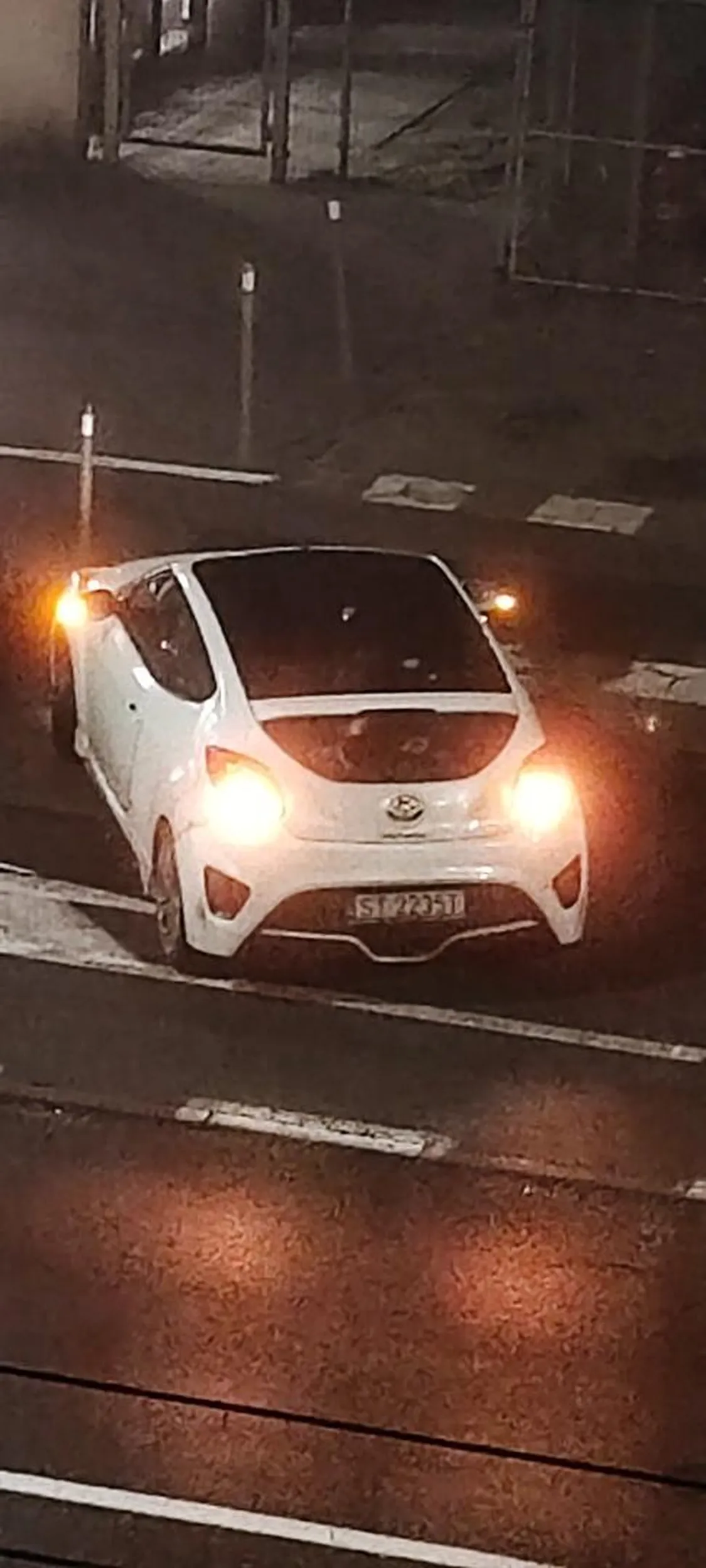 Nie dość że blokuje pas do skrętu, to staje autem w poprzek osi kierunku jazdy