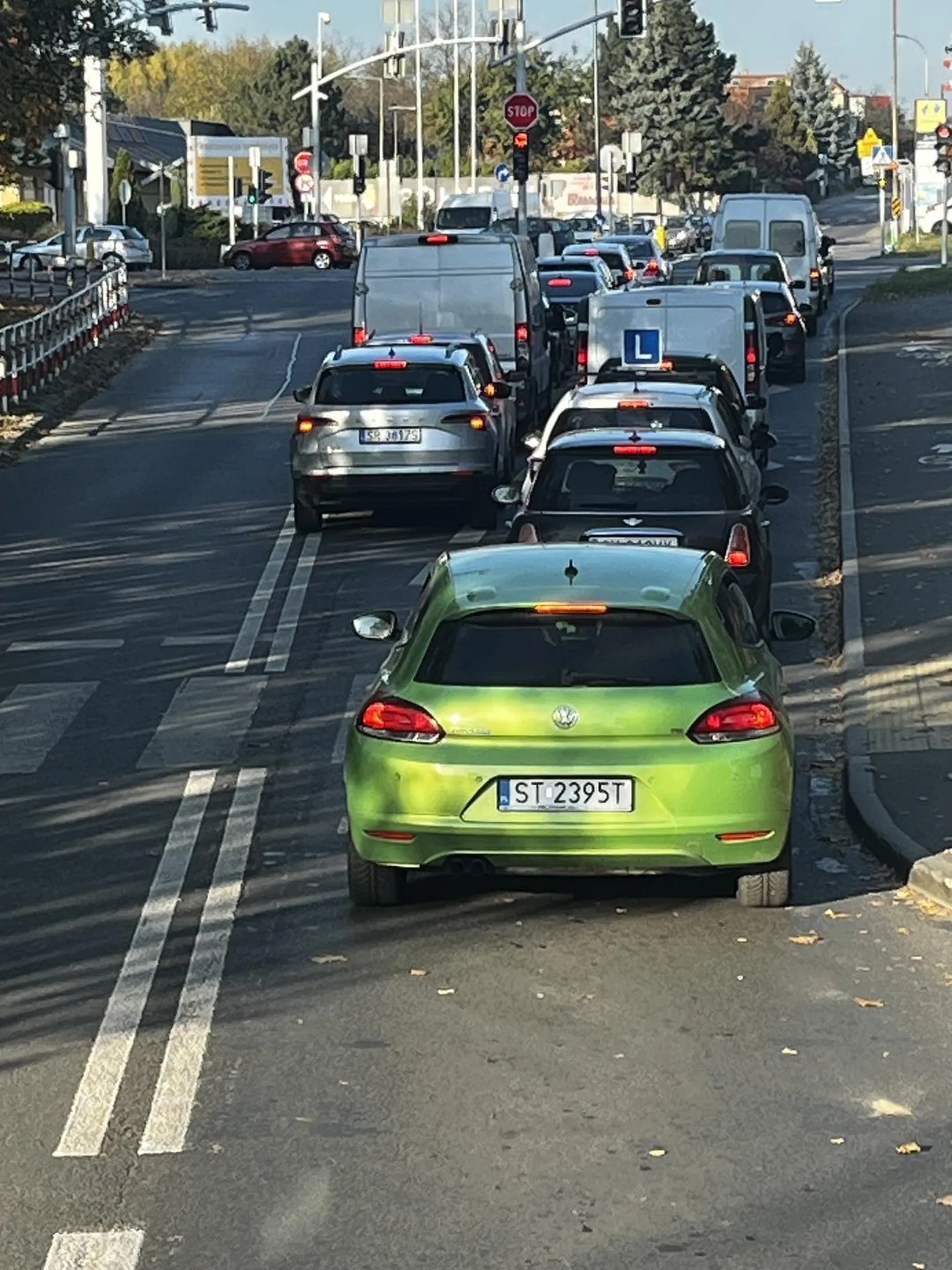 Wpycha się w korku na siłę, pokazując środkowy palec