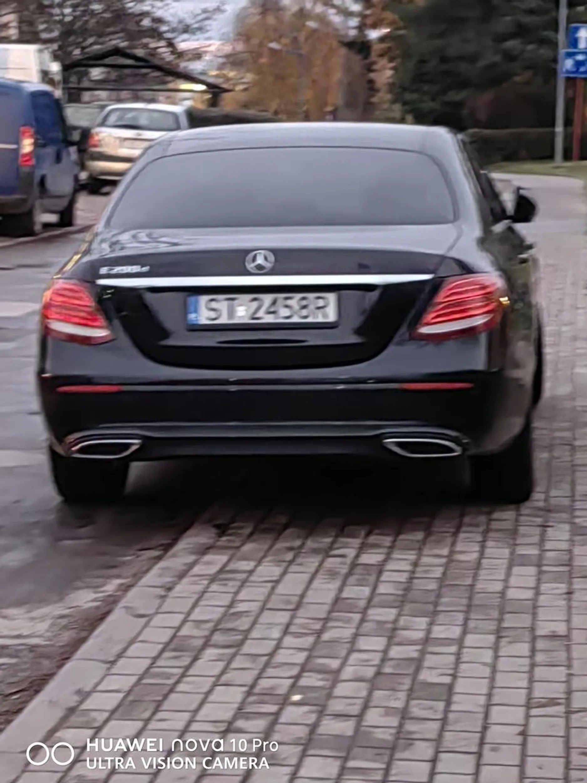 Pani wygrala prawo jazdy w Chipsach.Stanęła na prawie całym chodniku,gdzie nie dało sie przejść,nie wspominajac juz ,że matki z wózkami musiały przechodzić ulicą bo królewna sie rozwaliła nie myśląc o innych