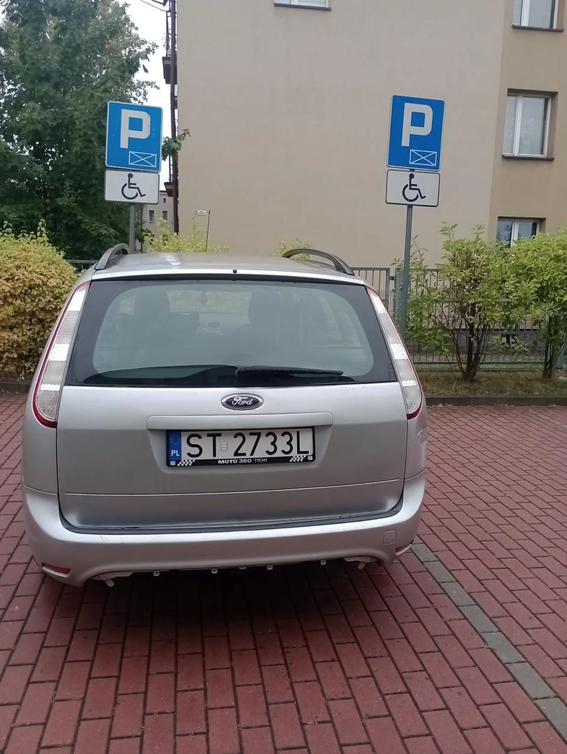 Staje na  miejscu dla niepełnosprawnych ale jedyną niepełnosprawnością  jaką zauważyłem to to że pani była typu XXXL, pozdrawiam van ?