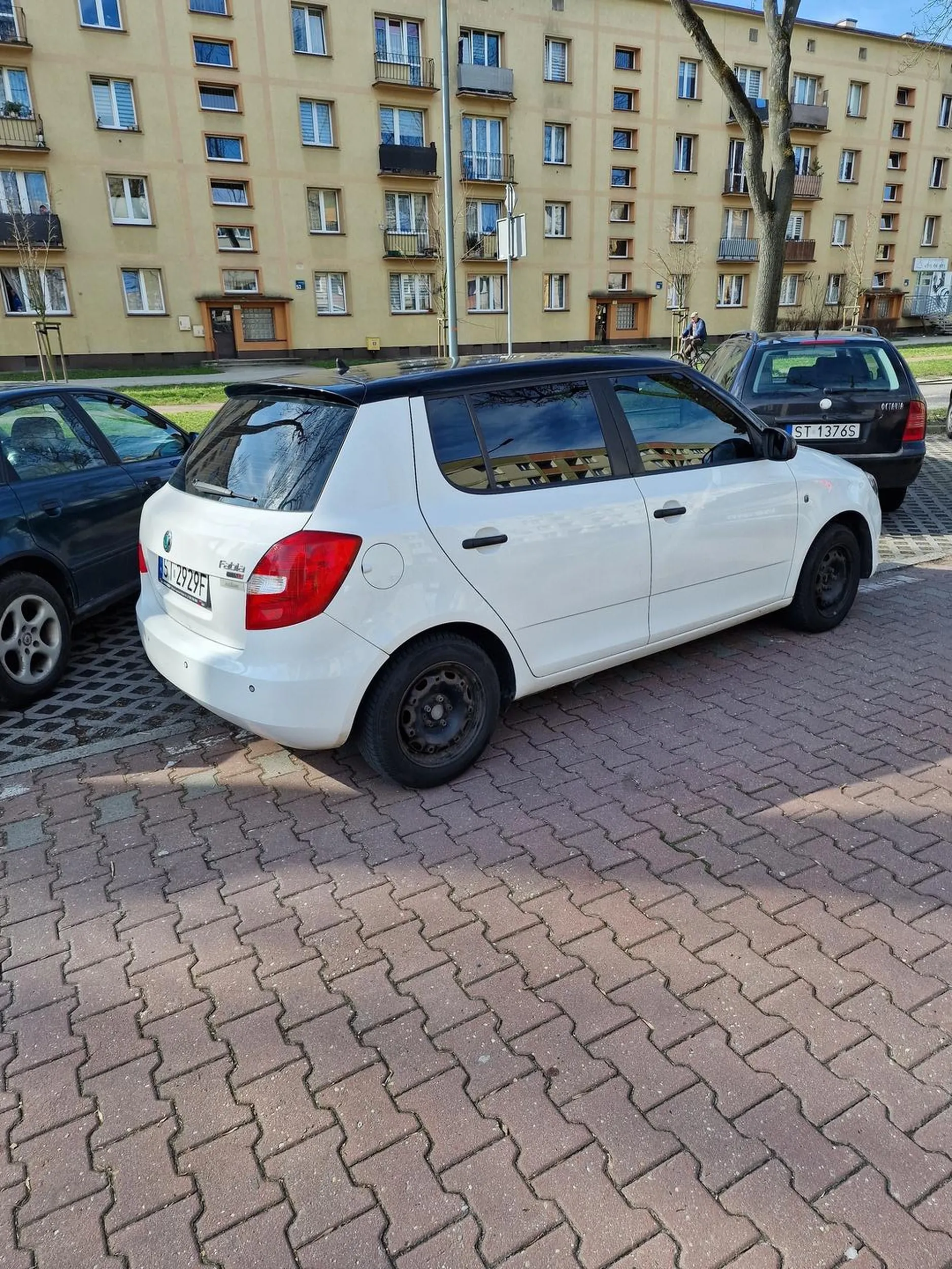 Super miejsce parkingowe. Przez Ciebie auta musiały cofać do końca parkingu żeby wyjechać. Skończony kretyn