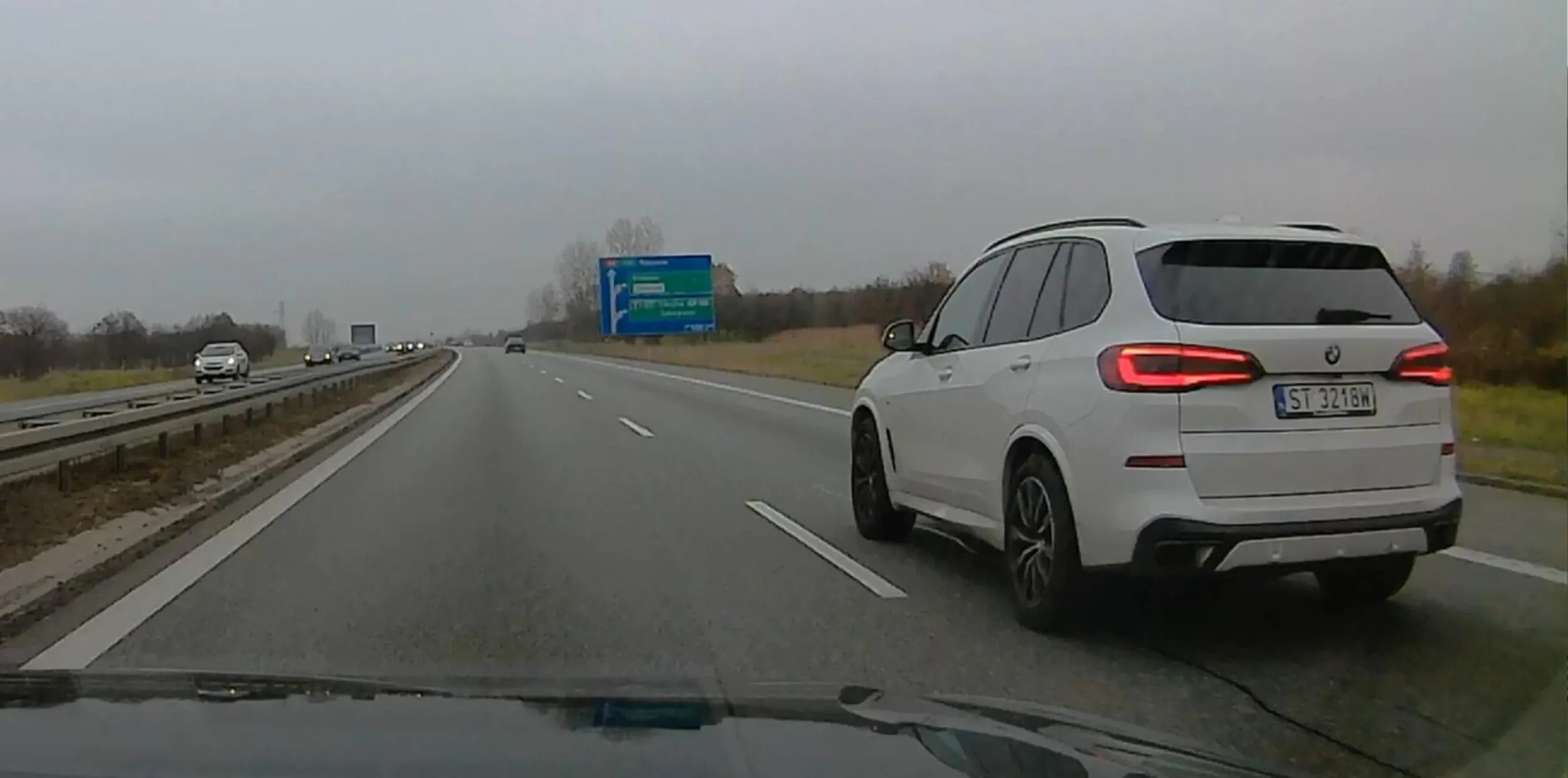 To jest prawdziwa miłość. Kierowca zakochany w lewym pasie, gdyby nie zbliżający się węzeł, na którym skręcał, to chyba zostałby na lewym na zawsze.