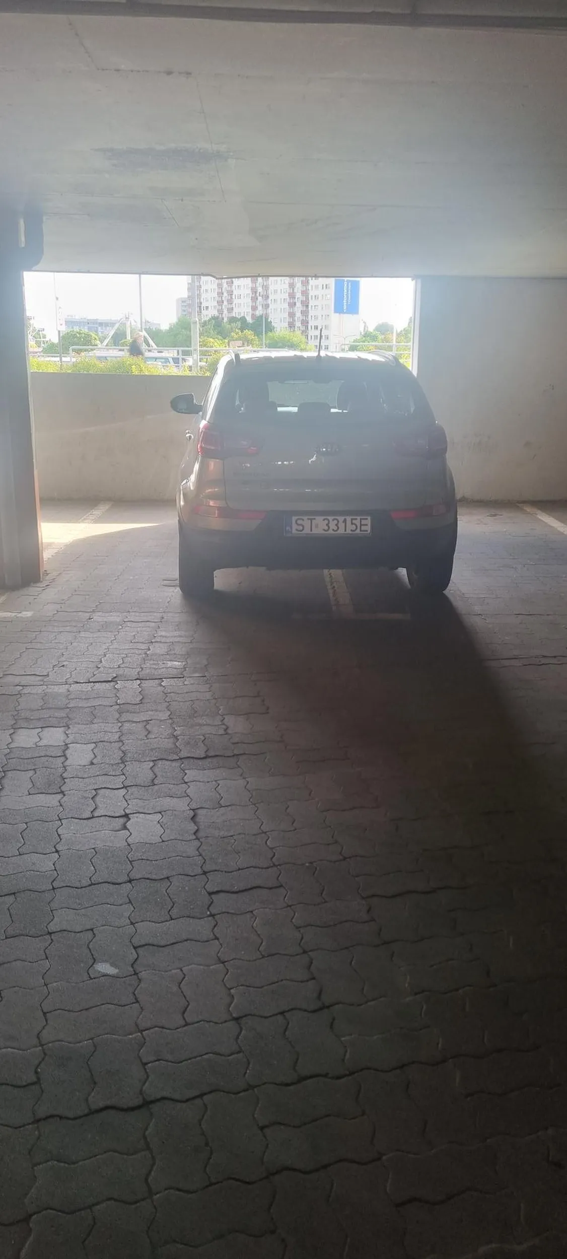 Zanim komuś zaczniesz zwracać uwagę to naucz się parkować poprawnie i odsun fotel do tyłu babo bo cie kiedyś poduszka zabije