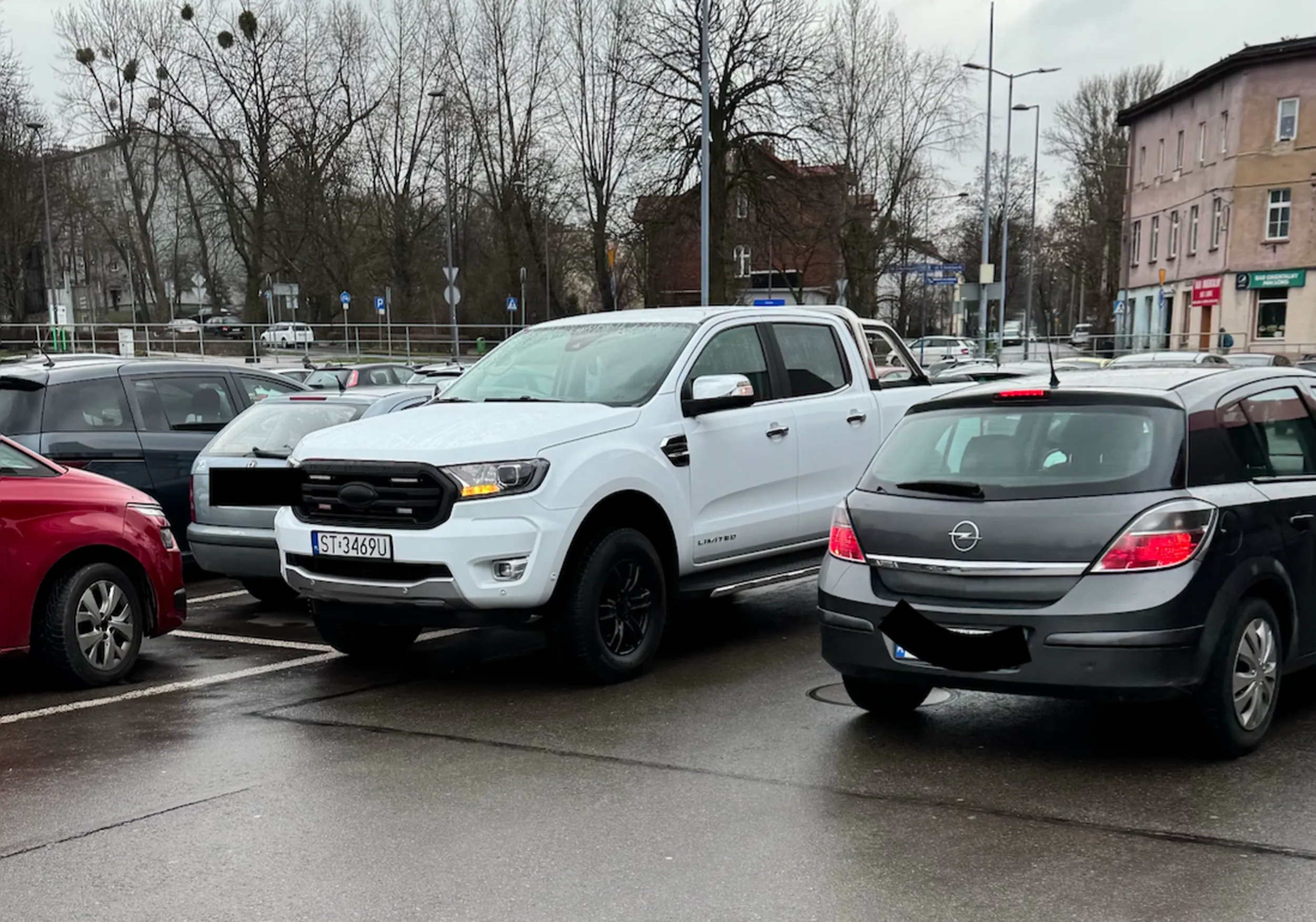 Najpierw stał na kopercie oznakowanej tylko dla aut na czas ładowania blokując 2 miejsca postojowe na parkingu sklepu obok, a później zostawił samochód na awaryjnych pod samym wejściem, utrudniając przejazd. Na parkingu było wystarczająco miejsc wolnych żeby zaparkować.