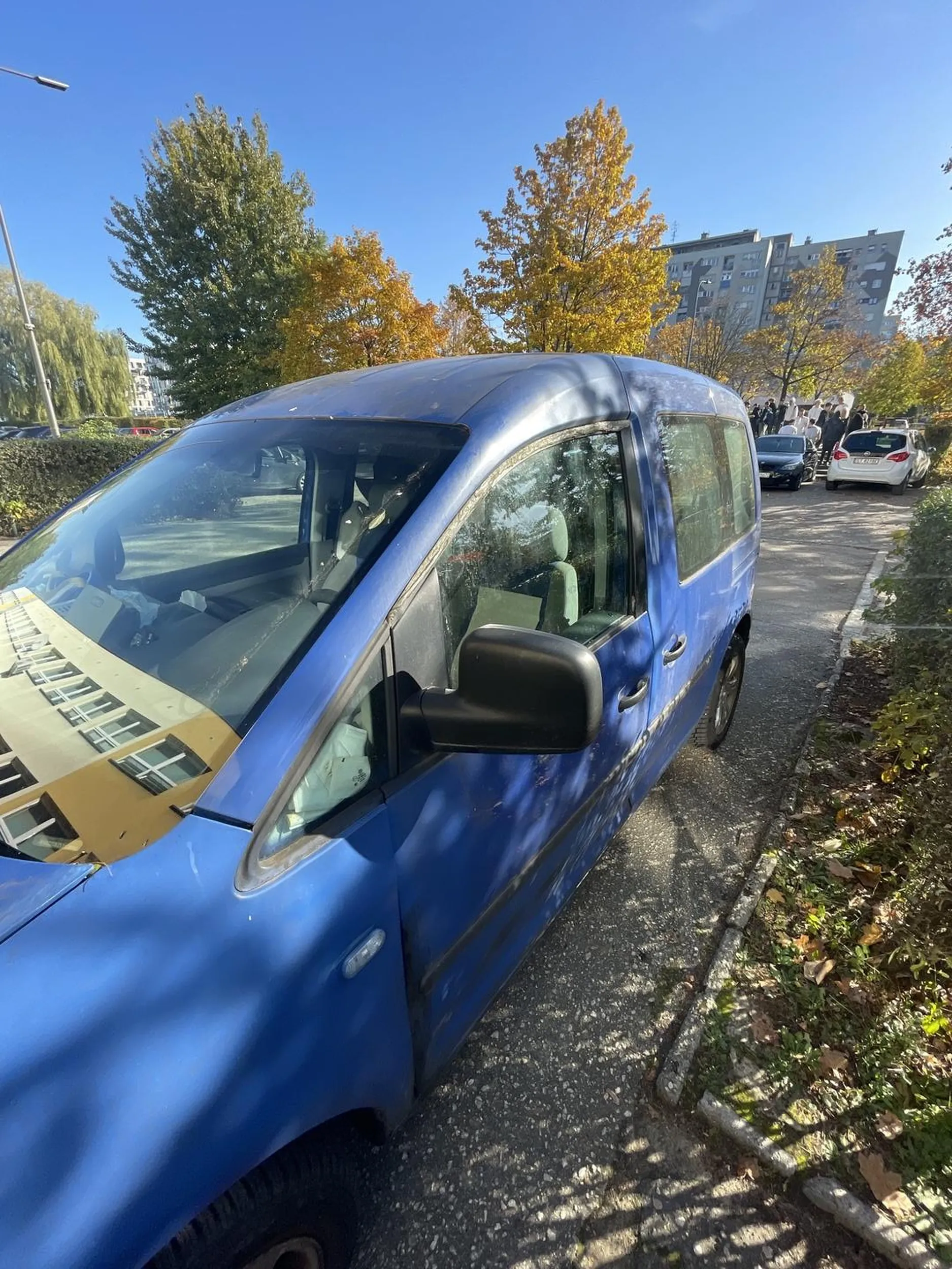 Witam, auto jest w stanie krytycznym. Dzwi ledwo się trzymają, dodatkowo dzwi są obklejone taśmą. Po zwróceniu uwagii, kierowca zaczął mnie wyzywać od dziweczek i patologii. Po zadzwonieniu na policję, kierowca przestraszył się i zaproponował cofnięcie zawiadomienia w zamian za loda pod drzewem. Dodatkowo jest nauczycielem w szkole. Powinien być zawieszony i zutylizowany. Pozdrawiam