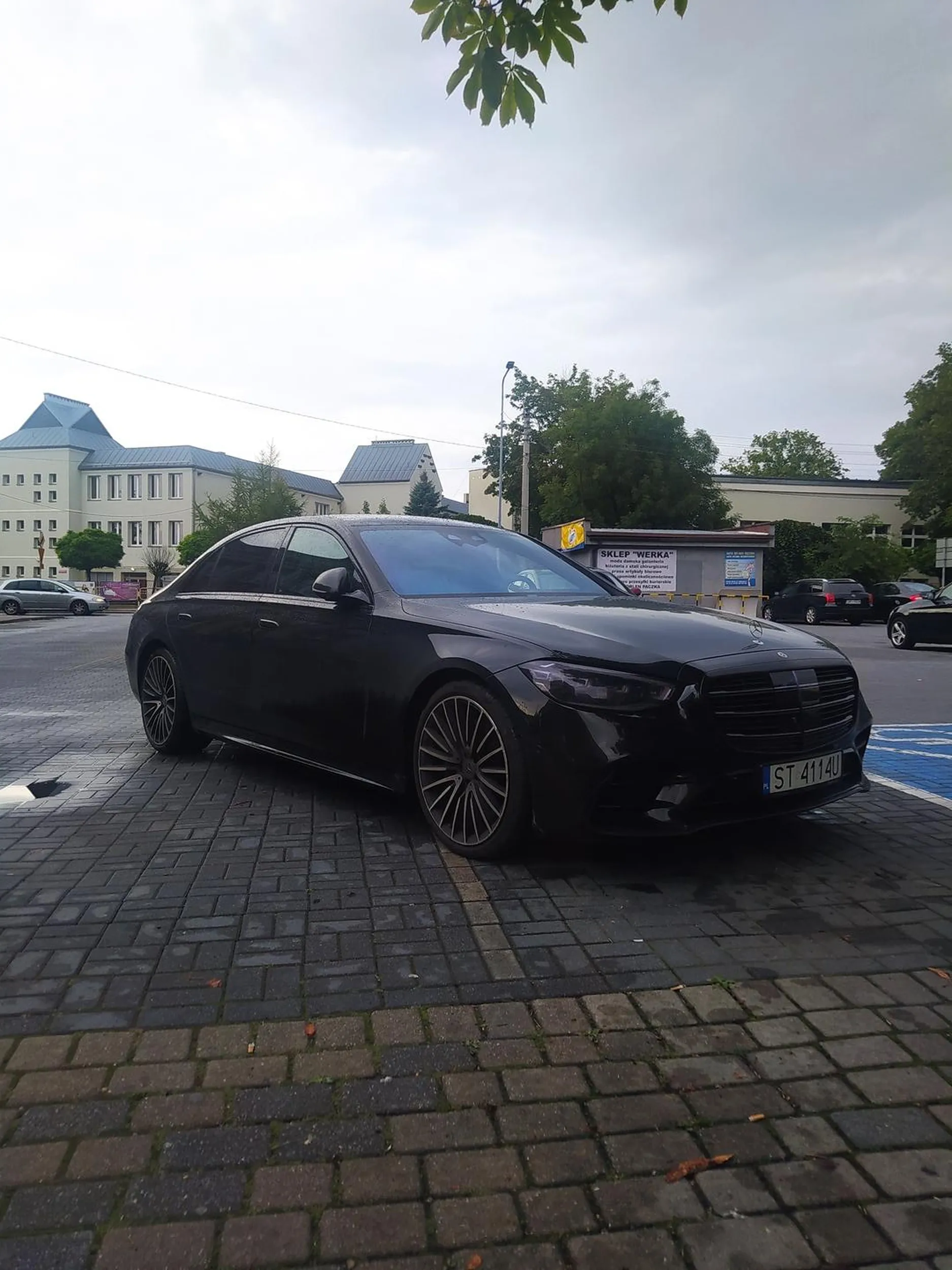 Para z mercedesa stanęła ja największe pustaki bo "oni przecież tylko do Żabki", zajmując ostatnie miejsca na parkingu, pora umierać.
