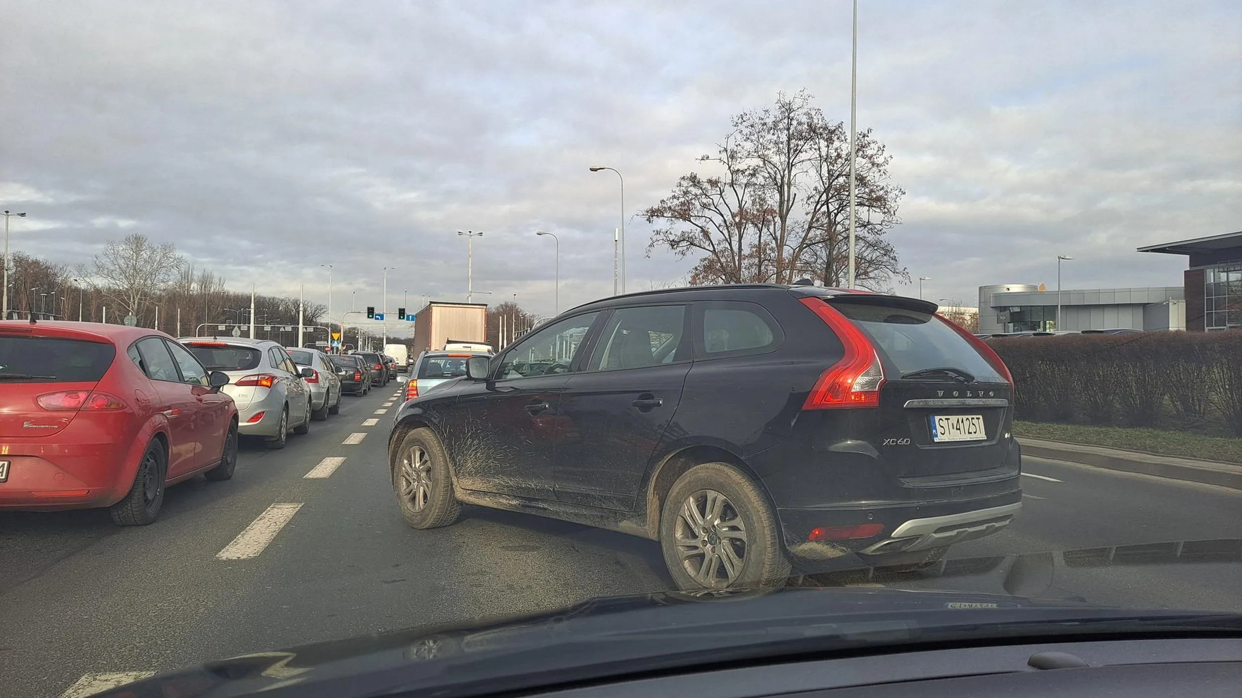 Wymusza podczas zmiany pasa. Wpierd*la się jako drugi, bo łon volvem jeździ.